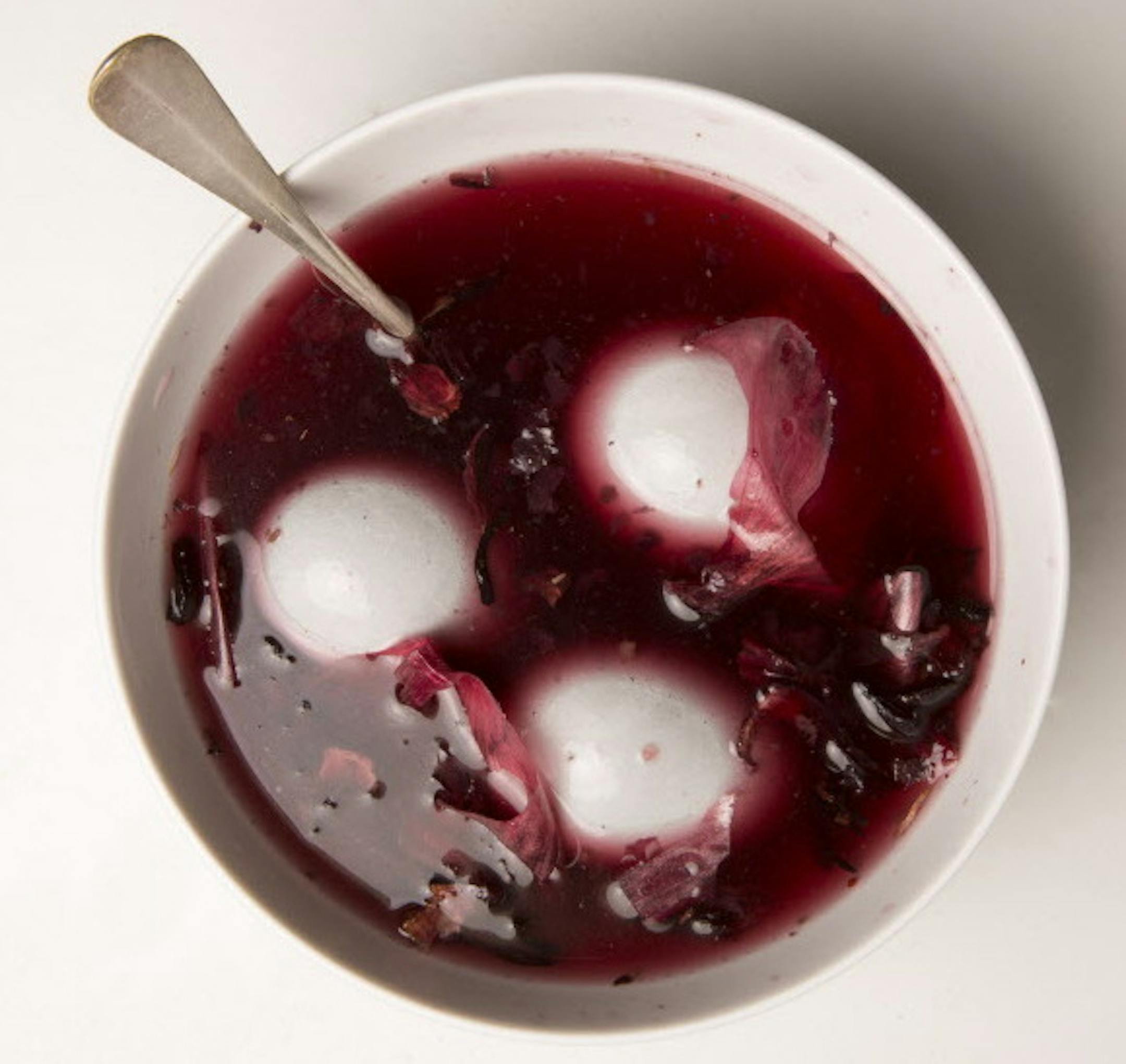 Chef David Tanis dyes eggs with red onion for sweet Easter bread in New York, March 12, 2013. Tanis's bread was made with currants, raisins, dried cranberries, dried mango, almonds and spices and topped with pearl sugar on top. (Fred R. Conrad/The New York Times) ORG XMIT: XNYT66