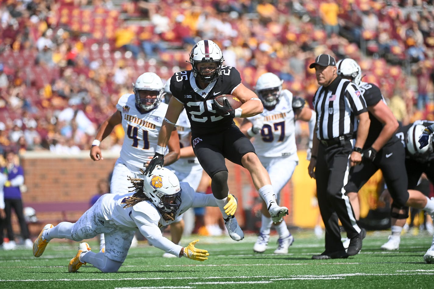 Gophers running back Preston Jelen rushes for a touchdown as he breaks a tackle by Western Illinois defensive back Corey Scott (24) in the second half