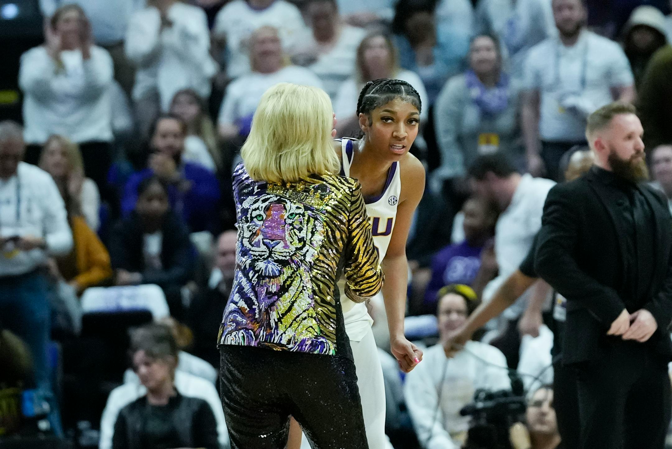 LSU head coach Kim Mulkey talks to forward Angel Reese (10) in the first half.