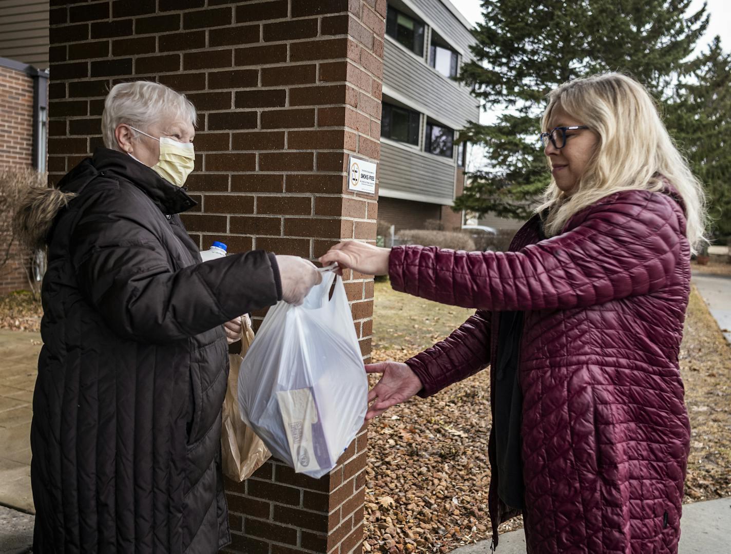 Patty Sagert deliver some groceries including ice cream as a treat to her elderly mother, Janet Nemmers, who lives in a senior living community in Maplewood. Because of Sagert's ovarian cancer, Patty meets her outside the building and does not hug her out of fear of exposing her to Covid-19.] RICHARD TSONG-TAATARII &#xa5; richard.tsong-taatarii@startribune.com