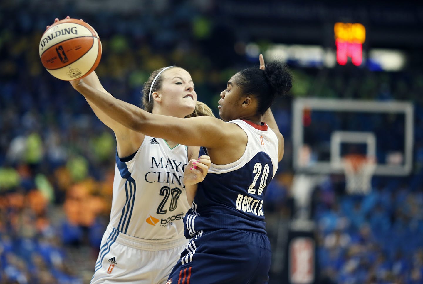 Sun&#xed;s Alex Bentley tipped the ball form Lynx Tricia Liston at Target Center Wednesday July 22, 2015 in Minneapolis, MN. Connecticut beat Minnesota 78-77 in overtime at Target Center. ] Jerry Holt/ Jerry.Holt@Startribune.com