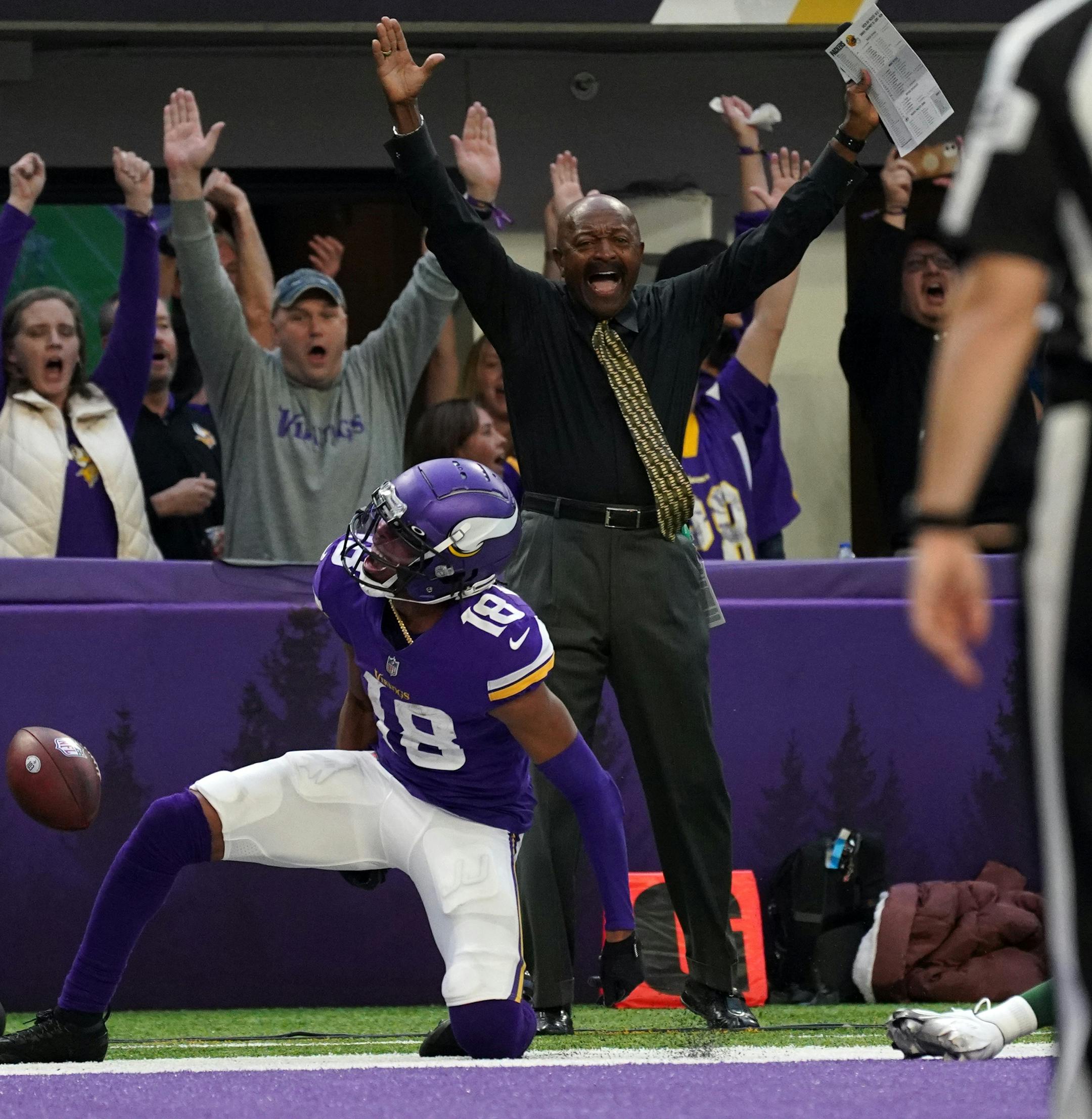 Minnesota Vikings wide receiver Justin Jefferson (18) caught a long pass from quarterback Kirk Cousins (8) to score a touchdown in the fourth quarter.