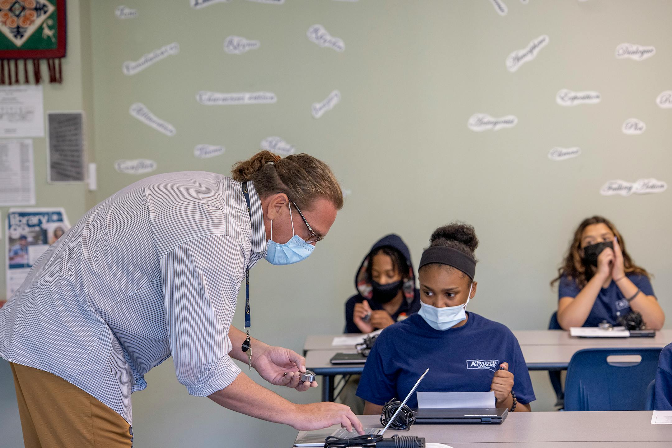 Twin Cities Academy charter school 8th-grade teacher Steve Johnson helped his students with locker locks on the first day of school, Tuesday, September 7, 2021 in St. Paul, MN.    ]  ELIZABETH FLORES • liz.flores@startribune.com