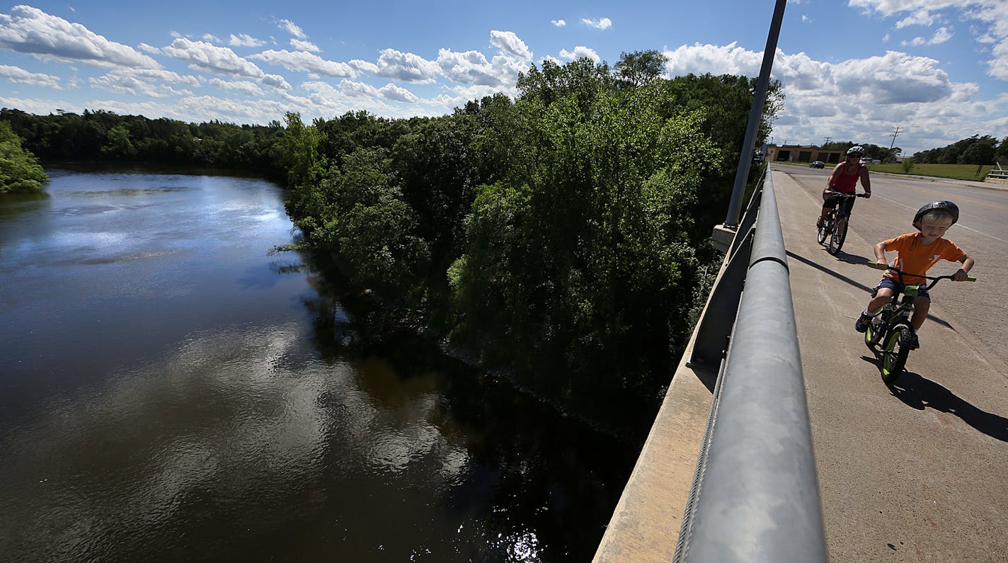 The Laurel Street Bridge offers a beautiful view of the Mississippi River as it flows through Brainerd. ] JIM GEHRZ &#xef; james.gehrz@startribune.com / St. Cloud and Brainerd, MN / July 30, 2015 / 10:00 AM &#xf1; BACKGROUND INFORMATION: Cities along rivers are turning to face them. Winona is weighing a $3 million overhaul of Levee Park to celebrate the Mississippi River and make it easier to access. Red Wing is working on a similar, $5 million project. After years of ignoring its Mississippi ri