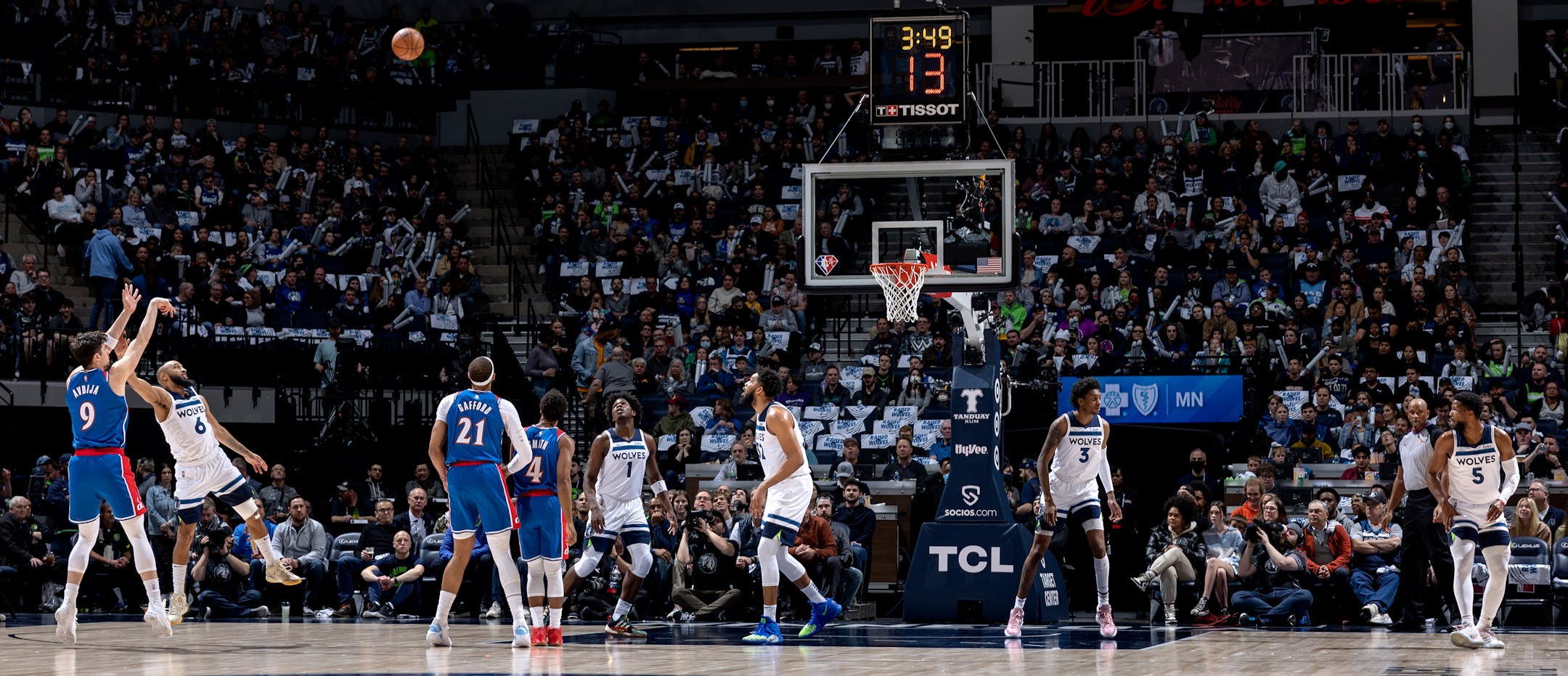 Deni Avdija (9) of Washington Wizards attempts a shot in the first quarter.