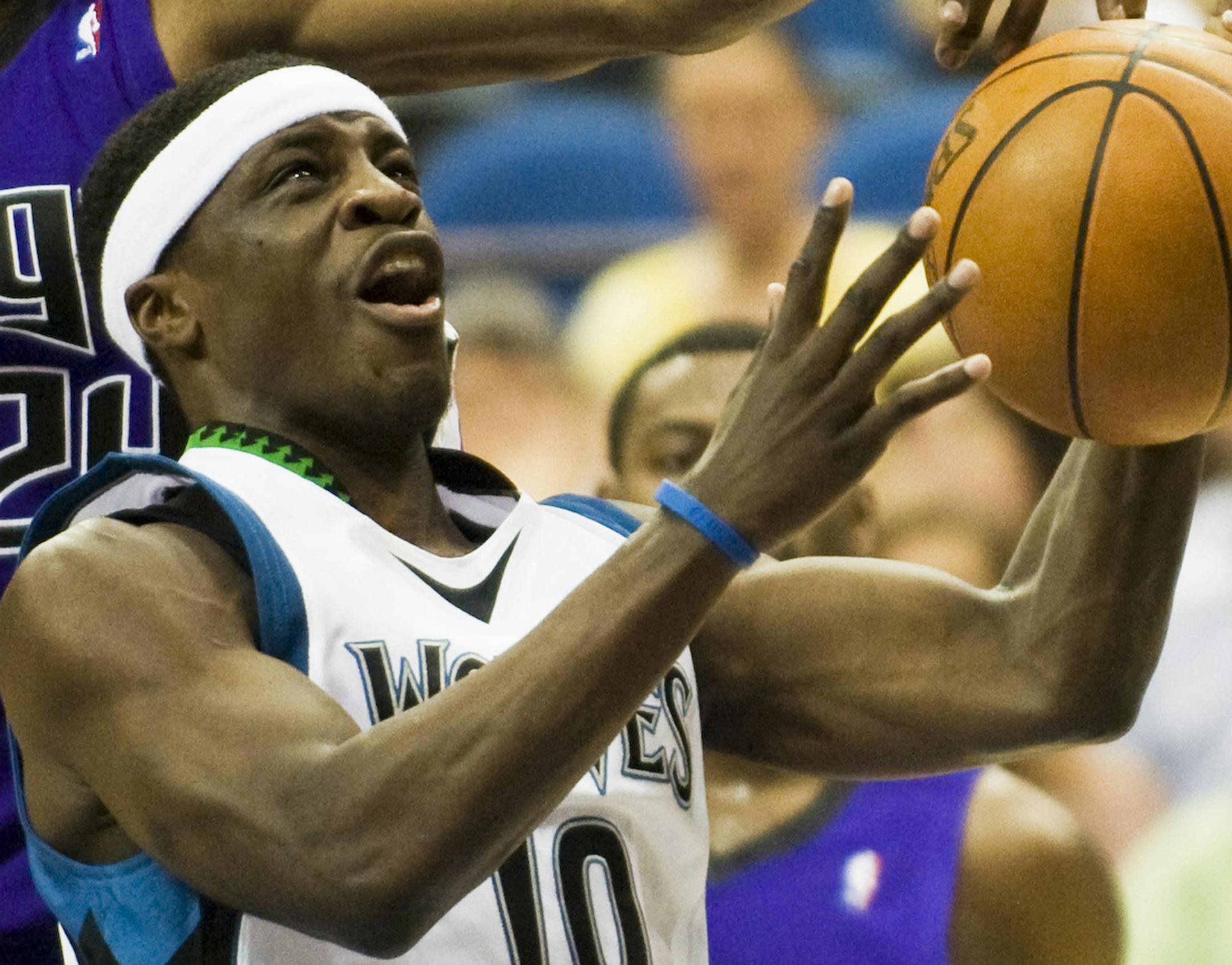 DAVID BREWSTER ï dbrewster@startribune.com Wednesday 03/31/10 Minneapolis WOLVES vs. SACRAMENTO KINGS - first half ] Wolves guard Jonny Flynn shoots as Kings Carl Landry deflects the shot.