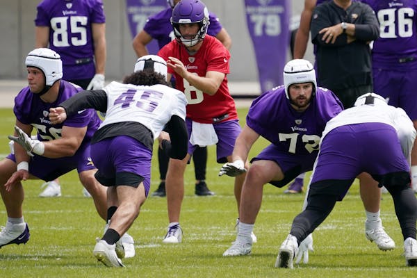 Minnesota Vikings quarterback Kirk Cousins (8) was protected by the offensive line during Wednesday's offseason workout. ] ANTHONY SOUFFLE • anthony