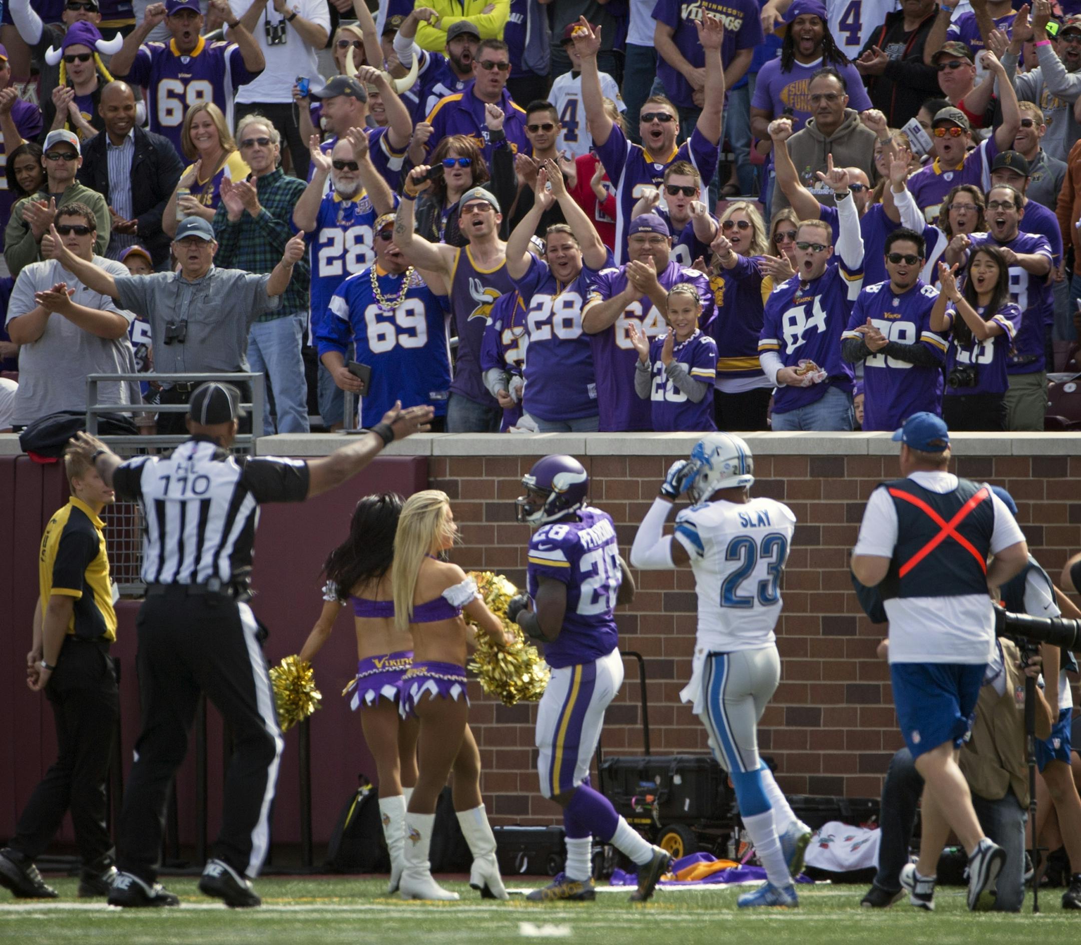 The Minnesota fans were happy to see Adrian Peterson back on the field, and gave him a big cheer after picking up 25 yards and a first down on this play in the 1st quarter.