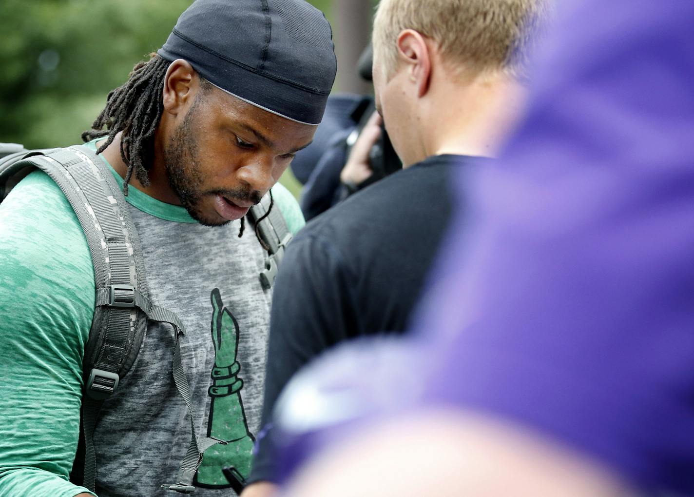 Minnesota Vikings linebacker Desmond Bishop signed autographs for fans after arriving in Mankato for training camp.