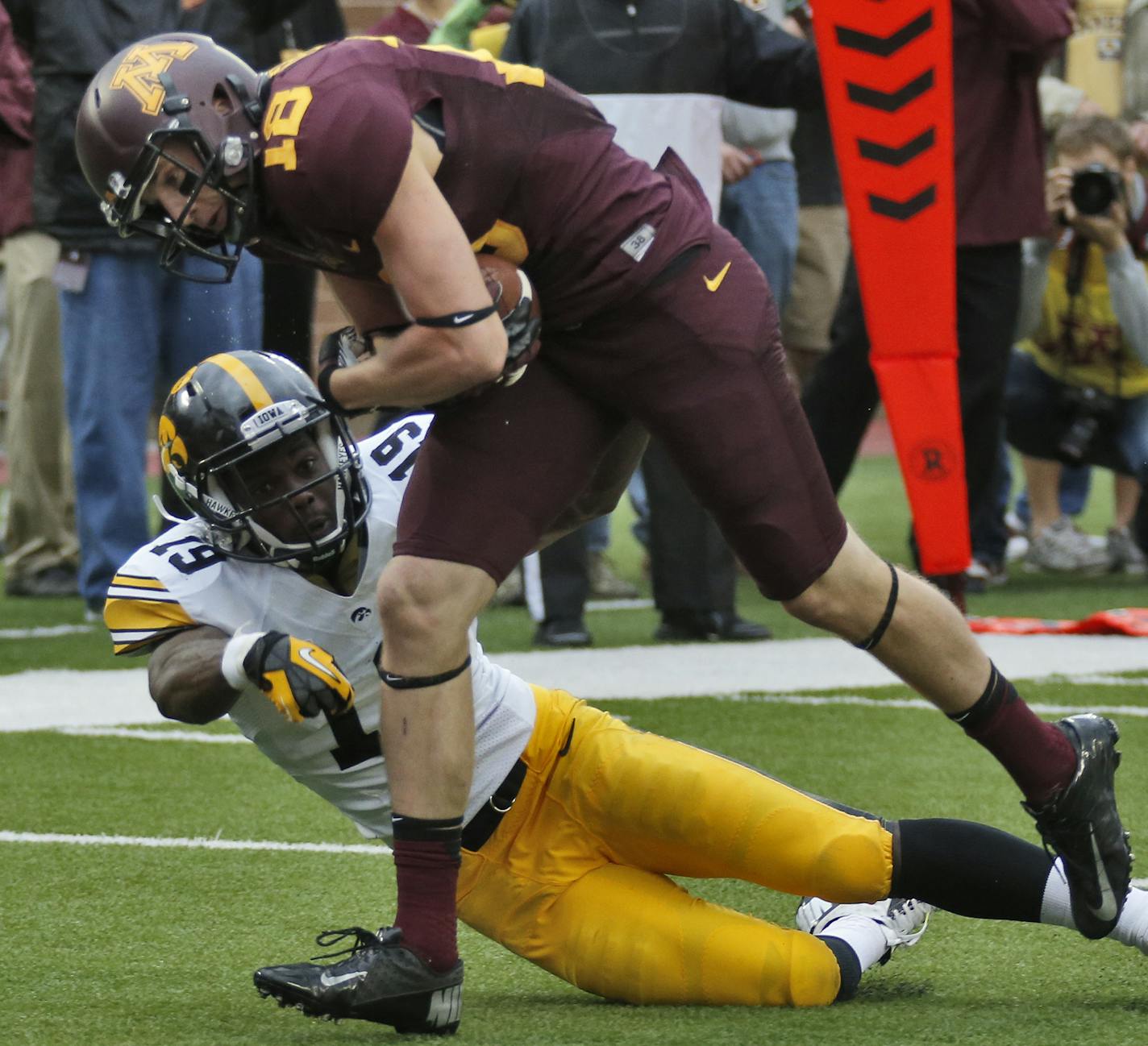 Iowa Hawkeyes va. Minnesota Gophers football. Iowa won 23-7. Minnesota's Derrick Engel caught a touchdown pass in 2nd half action beting Iowa defender BJ Lowery (19) on the play. (MARLIN LEVISON/STARTRIBUNE(mlevison@startribune.com)