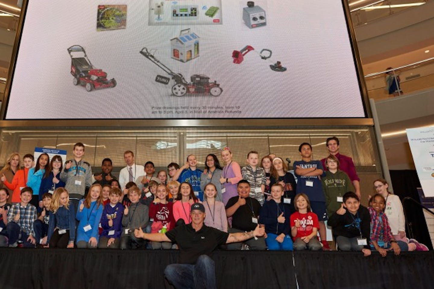 Wyland (center) with students from Ridgeview Elementary School in Bloomington at the Mall of America. (photo courtesy of Toro)