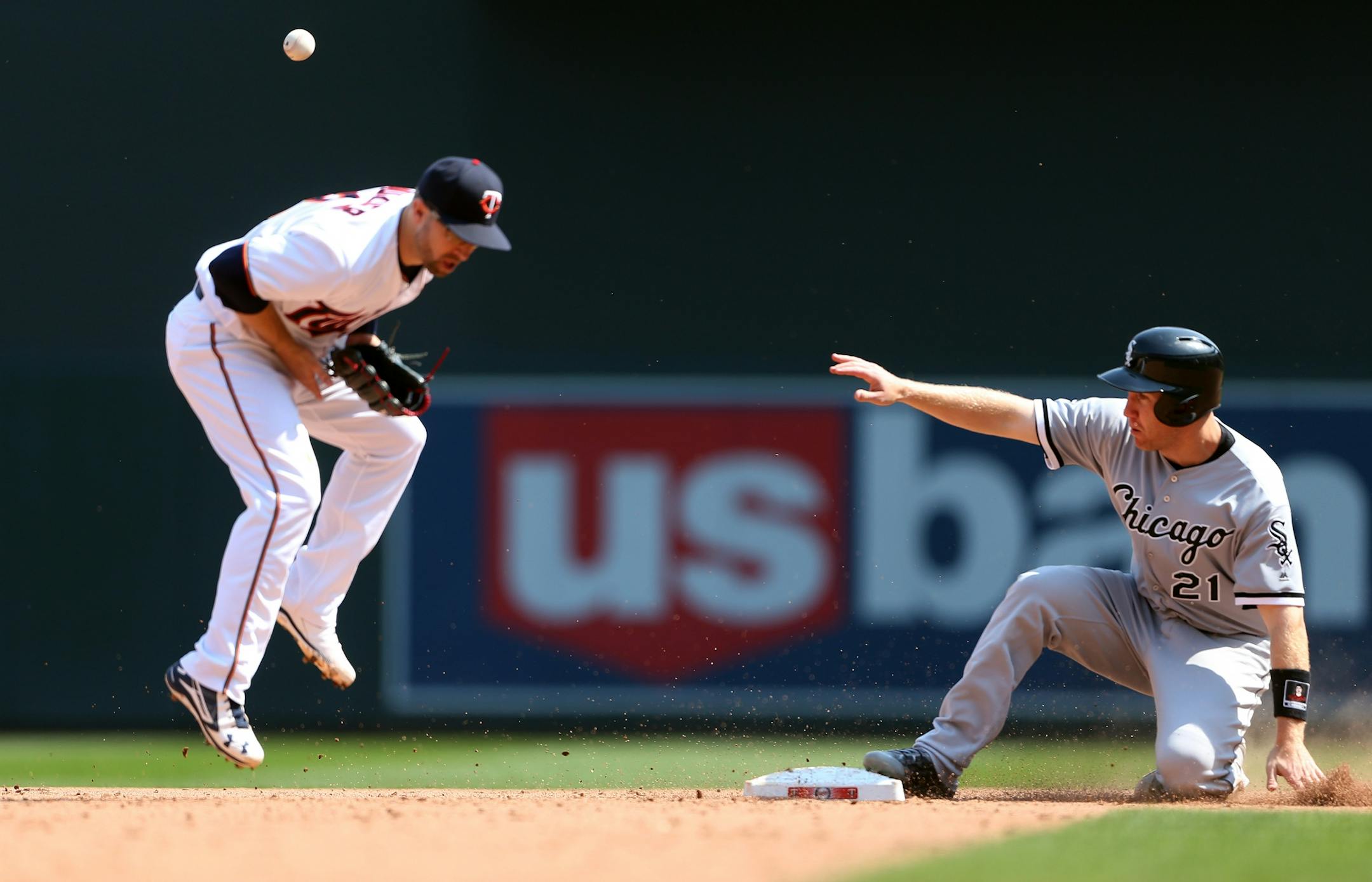 Twins second baseman Brian Dozier (2) bobbled the ball as Chicago White Sox third baseman Todd Frazier (21) stole second base in the eighth inning at Target Field Thursday April 14, 2016 in Minneapolis.
