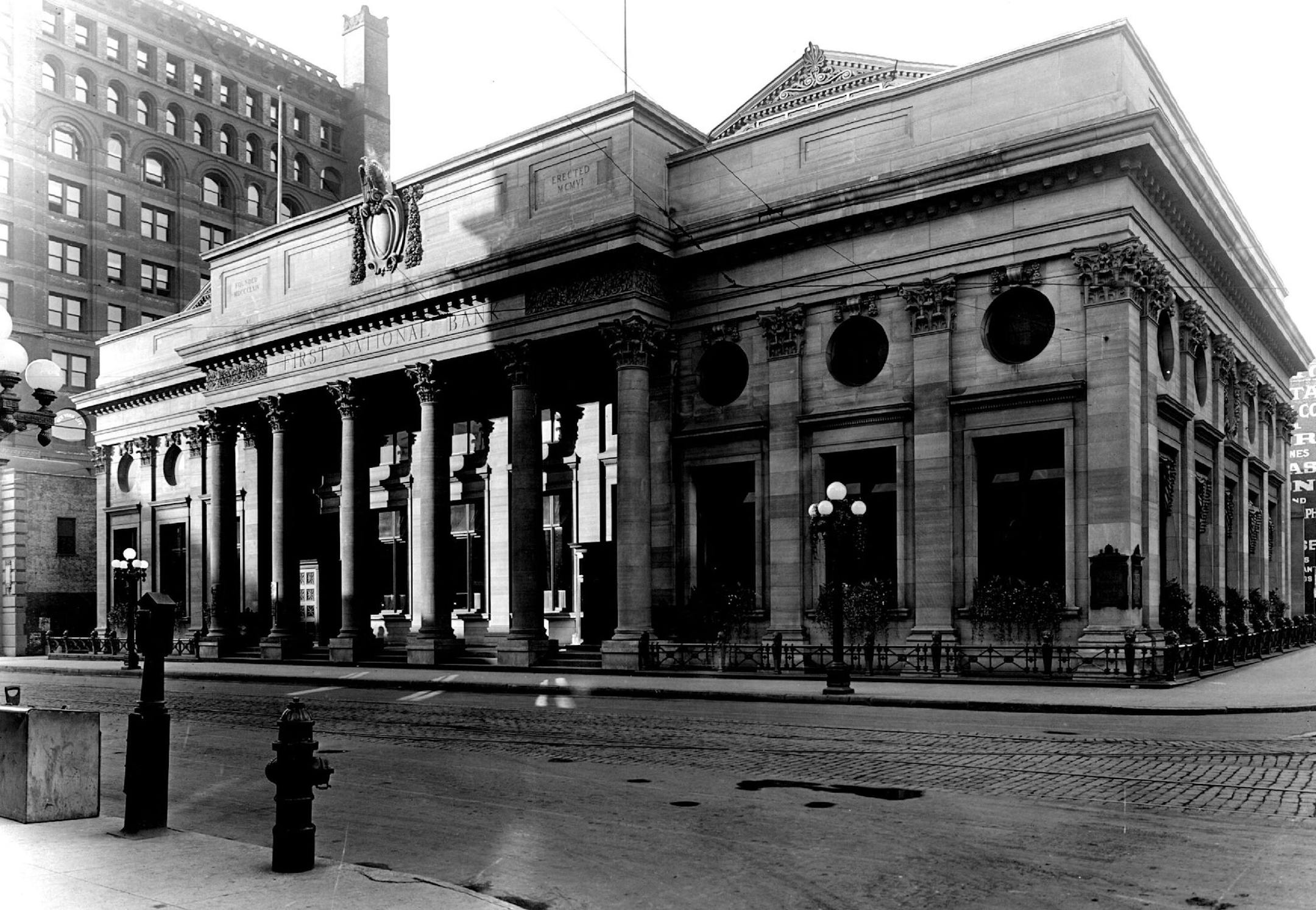 In 1907, after 10 year in the Phoenix Building, the Bank built at Marquette and 5th Street, site of the present First National-3oo Line Building, the bank’s home since 1915.