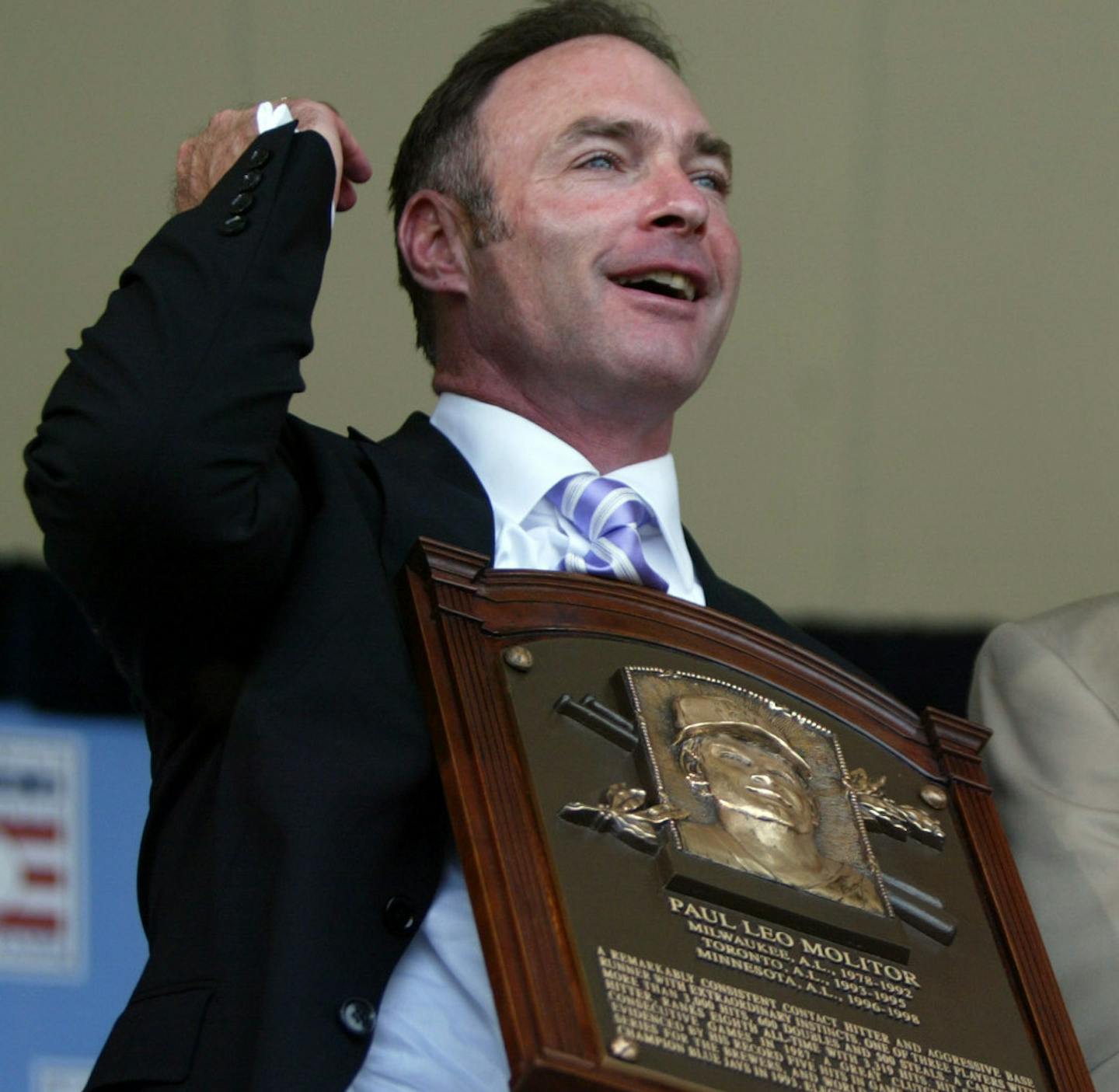 Richard Tsong-Taatarii/Star Tribune Cooperstown,NY;7/24/04;left to right:Both Paul Molitor and Dennis Eckersley acknowledged friends, players, coaches, and family during their induction speech. ORG XMIT: MIN2014110419432077