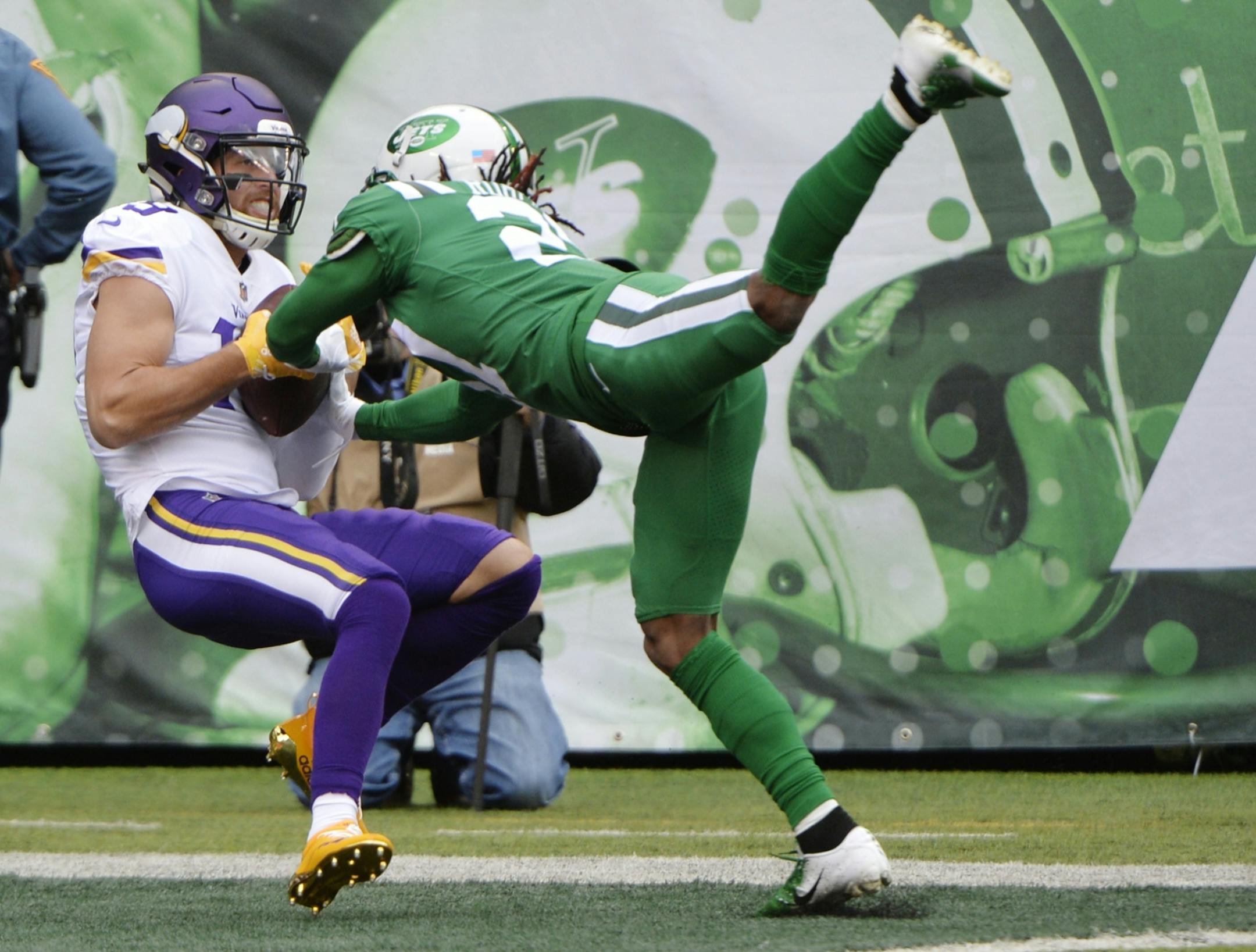 Minnesota Vikings' Adam Thielen (19) catches a pass for a touchdown in front of New York Jets cornerback Darryl Roberts (27) during the first half of an NFL football game Sunday, Oct. 21, 2018, in East Rutherford, N.J.
