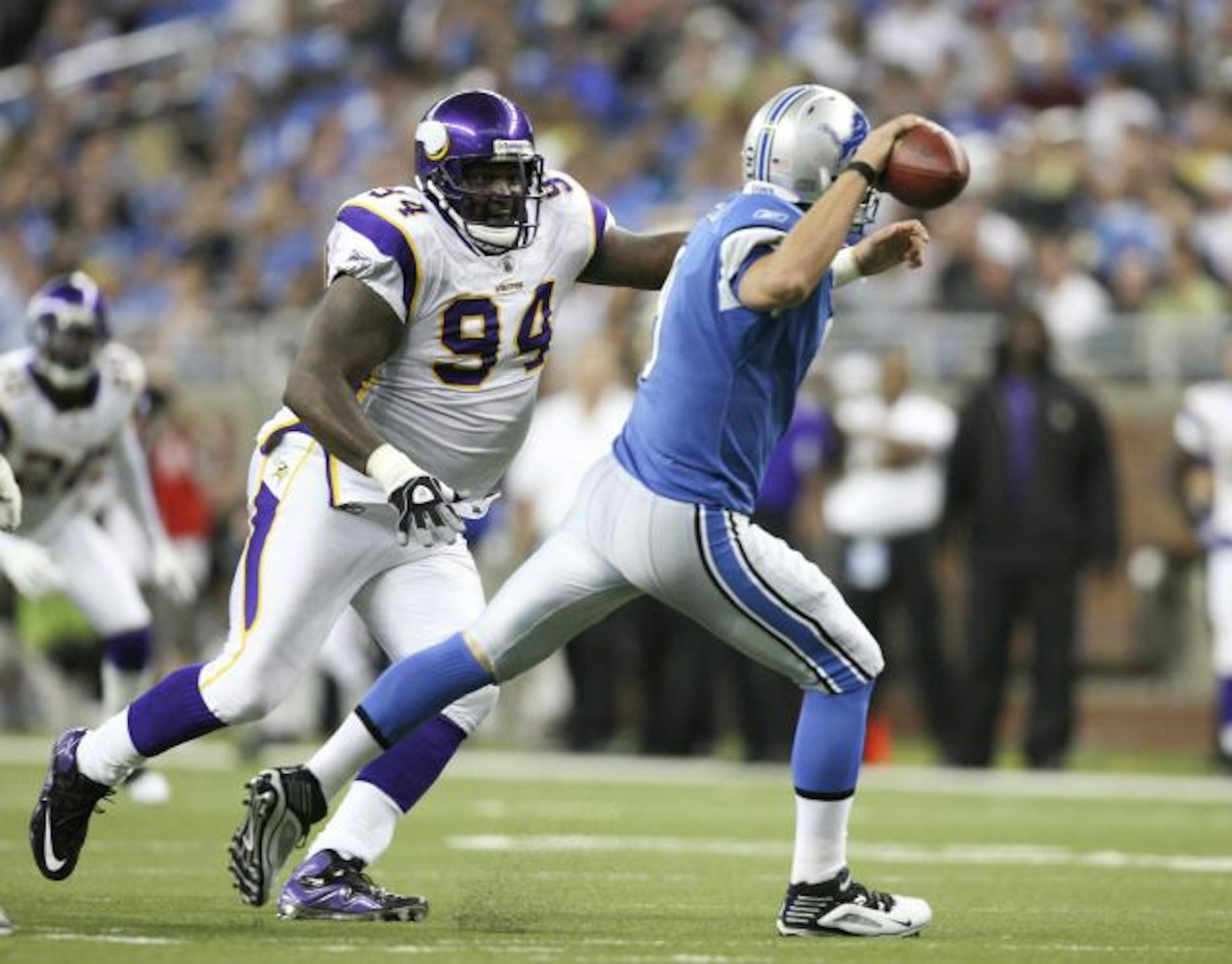 Vikings Pat Williams pursued Lions quarterback Matthew Stafford in Detroit last season.