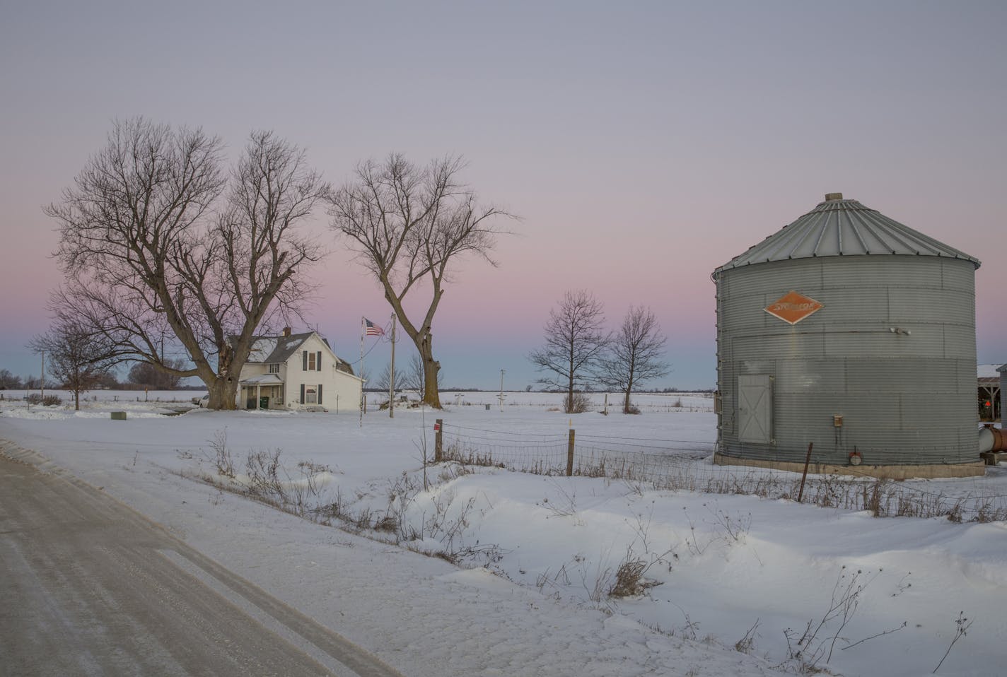 -- PHOTO MOVED IN ADVANCE AND NOT FOR USE - ONLINE OR IN PRINT - BEFORE JAN. 17, 2016. -- A rural scene at dawn on the road to Winterset, Iowa, from Des Moines, Jan. 2, 2016. With the caucuses weeks away, a road trip seems to help reaffirm that the nation, beginning with Iowa, is full of unsung surprises. (Tony Cenicola/The New York Times) ORG XMIT: XNYT134