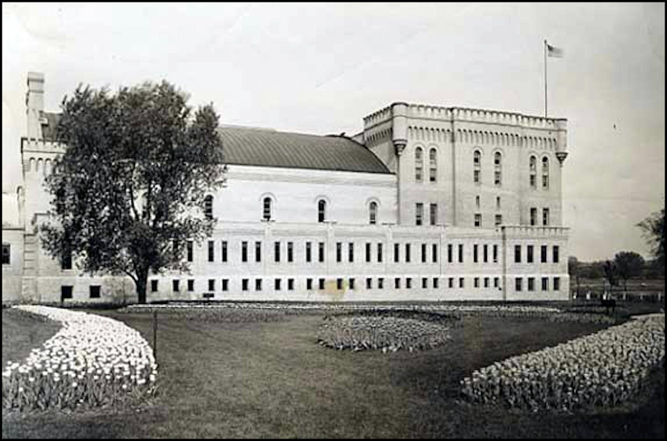 Minneapolis Armory, Kenwood Parkway, about 1907