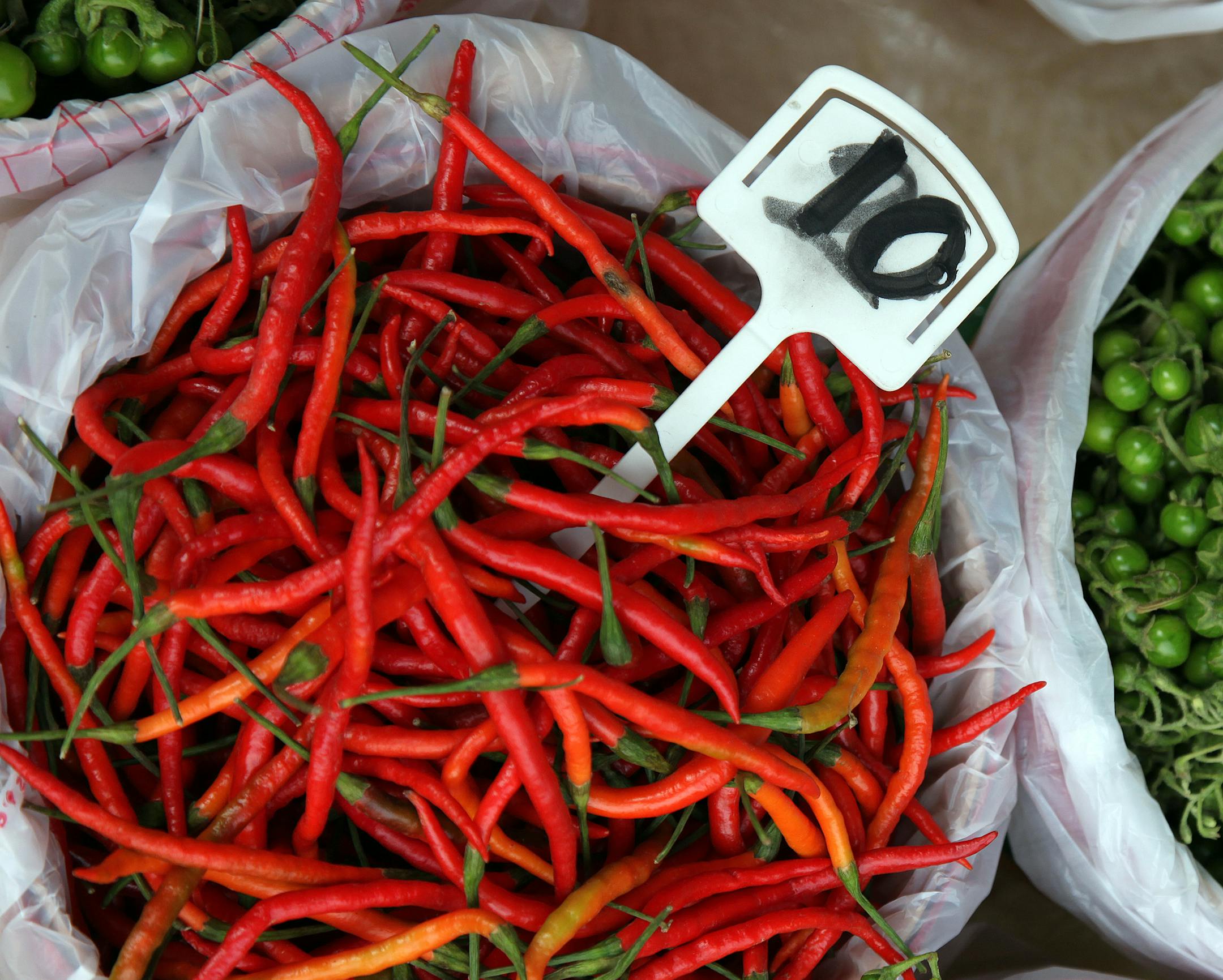 TOM WALLACE • twallace@startribune.com Assign #20009265A Slug: Hmong0917 Date: Sept 8, 2009 Hmong cooking - The cook, Mai Ly shops at the Hmong Farmers Market on University and Dale in St. Paul – The market caters to the traditional cookers. Peppers