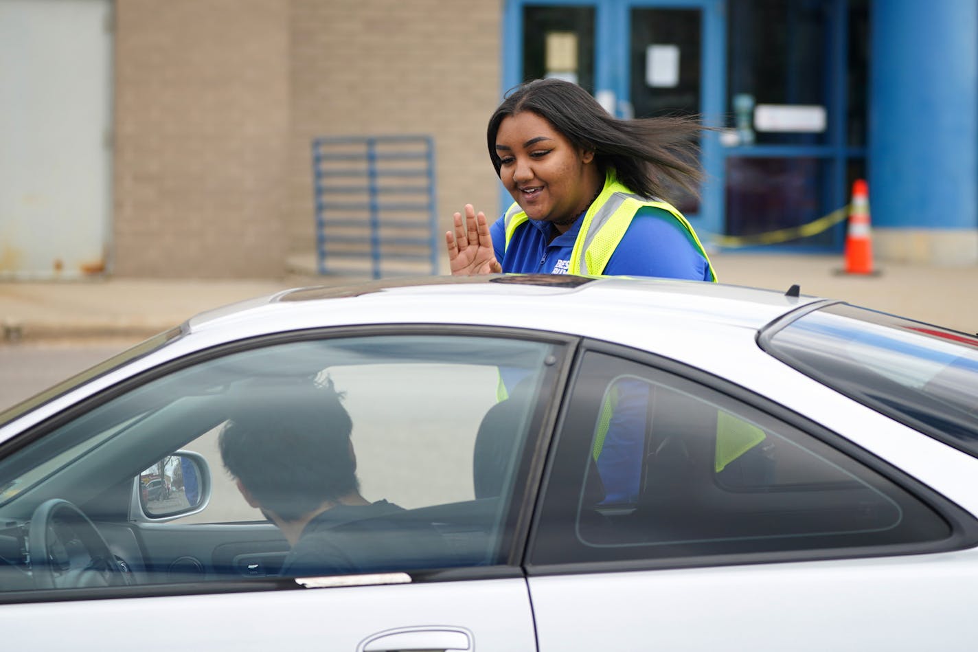 Best Buy employee Kalie Fairchild met customers in the parking lot, bringing purchases to their cars for curbside pickup at the Apple Valley store. Best Buy will begin allowing shoppers in stores by appointment only. ] GLEN STUBBE • glen.stubbe@startribune.com Wednesday, April 29, 2020