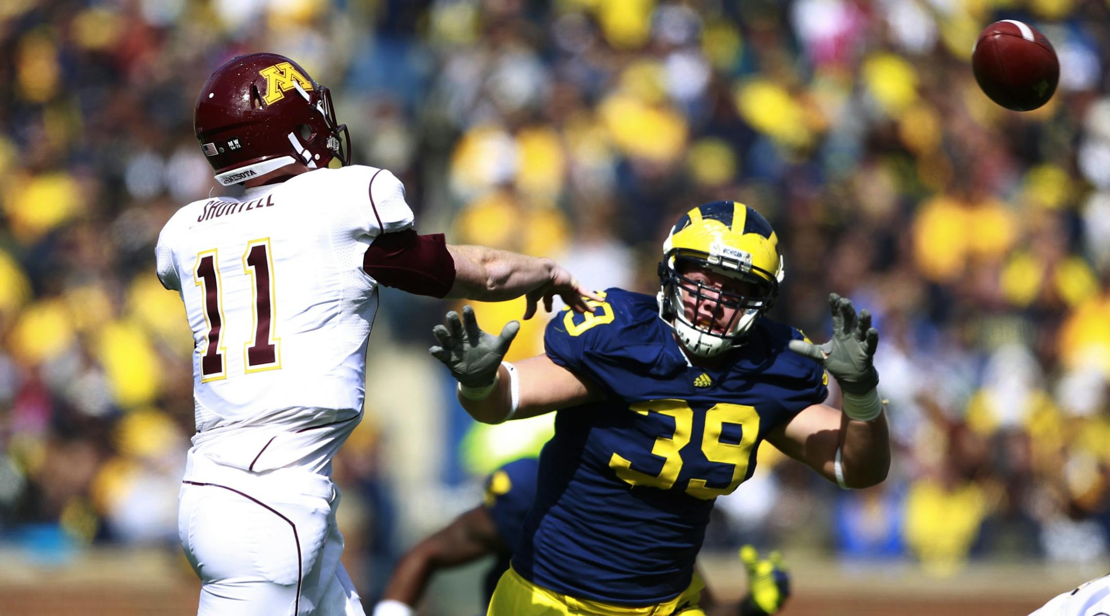 Minnesota quarterback Max Shortell (11)