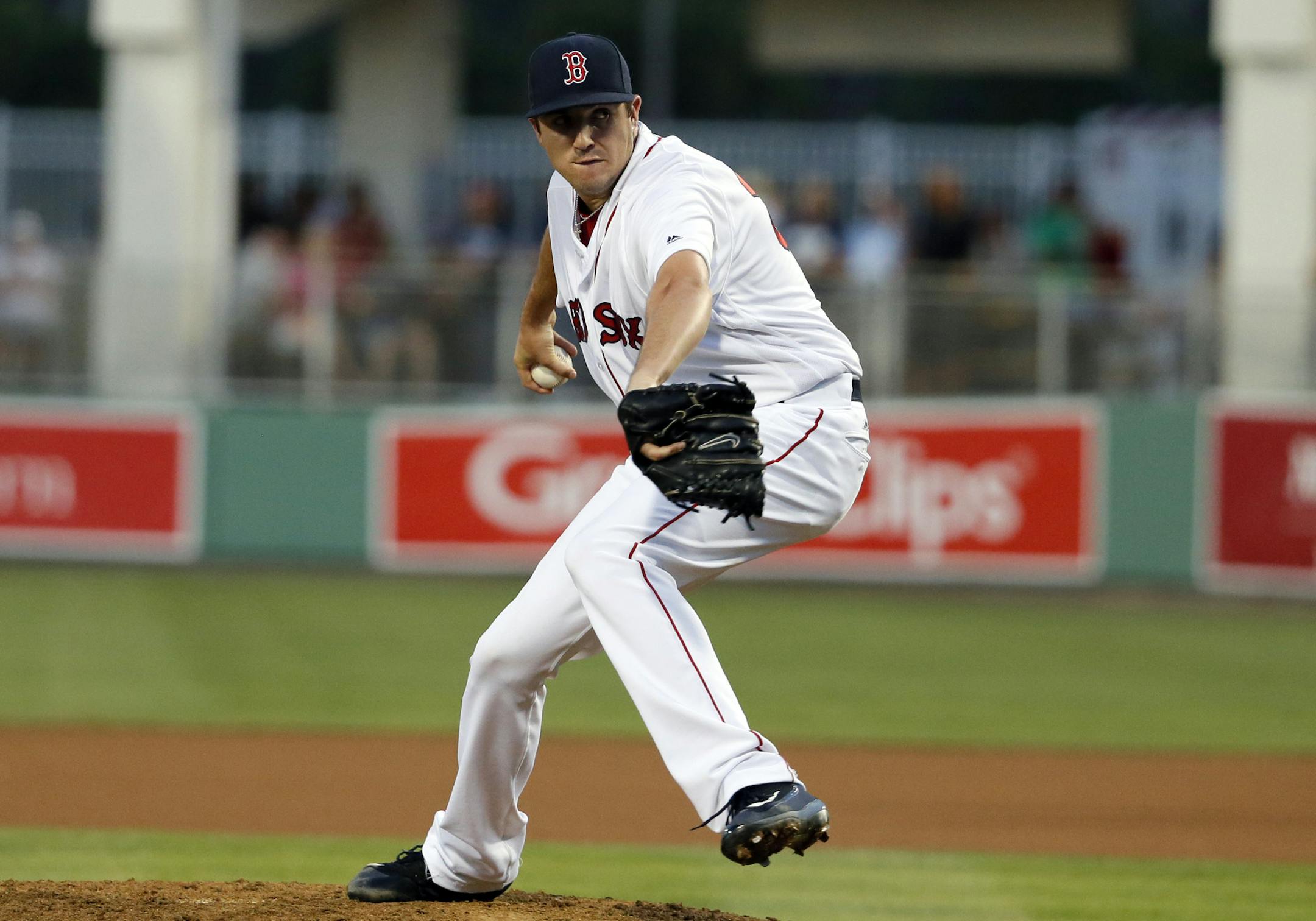 Boston Red Sox relief pitcher Carson Smith works against the New York Yankees in the seventh inning of a spring training baseball game, Tuesday, March 15, 2016, in Fort Myers, Fla. (AP Photo/Tony Gutierrez)