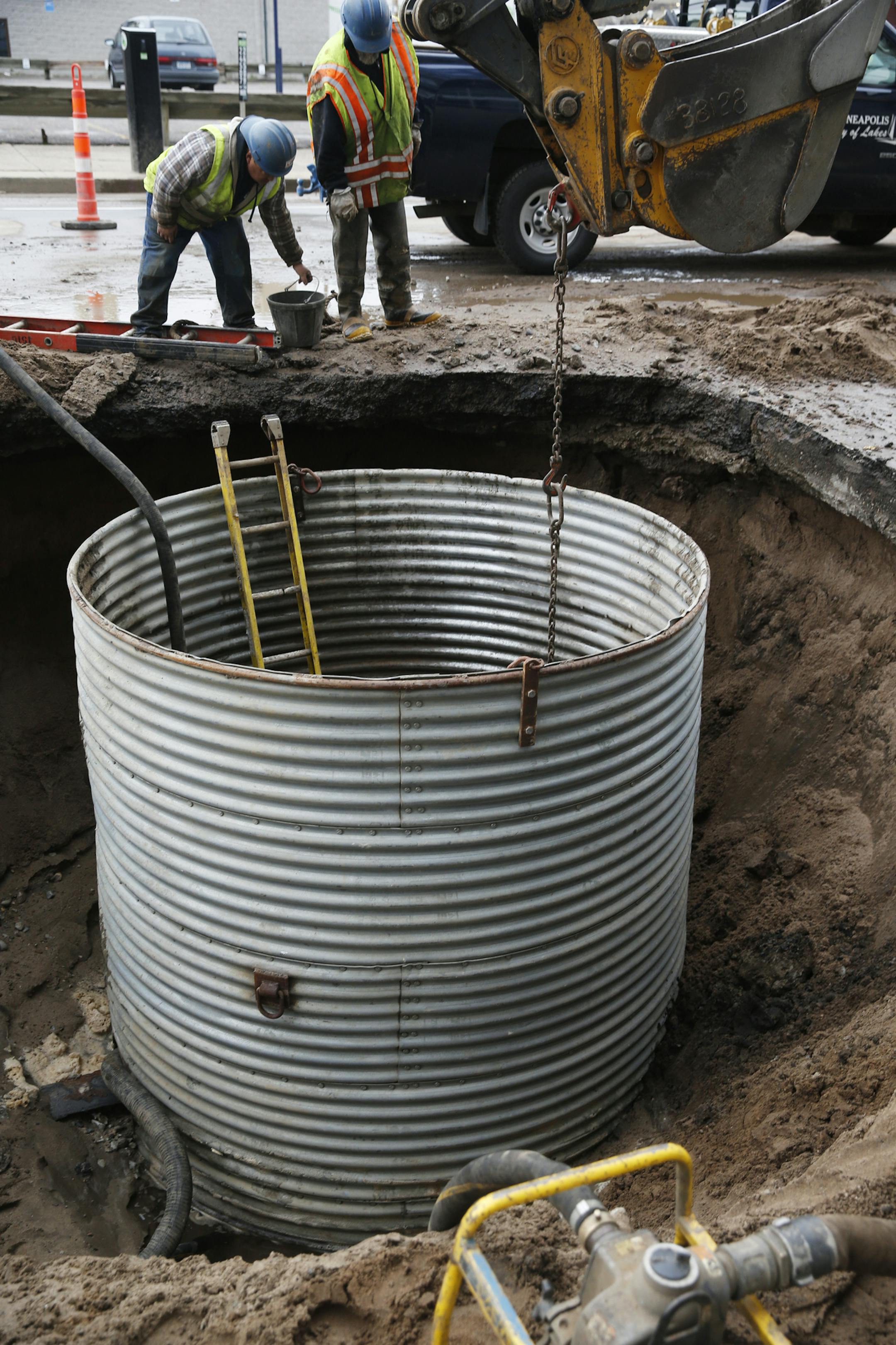 municipal workers helped fix a water main break in front of the Sexton building and two others in downtown Minneapolis .]richard tsong-taatarii/rtsongtaataarii@startribune.com