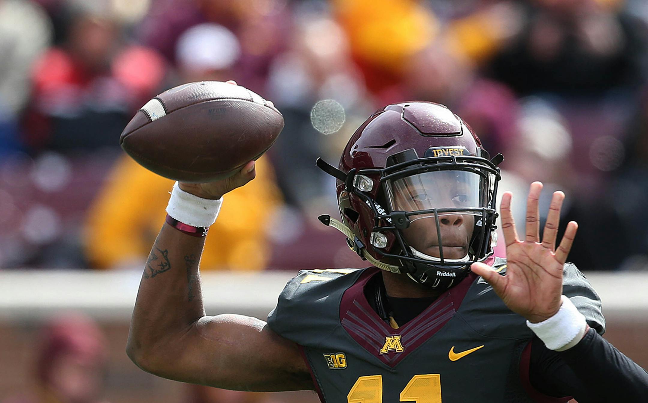 White team quarterback Demry Croft looked for an open man.] JIM GEHRZ &#xef; james.gehrz@startribune.com / Minneapolis, MN / April 9, 2016 /12:30 PM &#xf1; BACKGROUND INFORMATION: Annual Gophers spring football game at TCF Bank Stadium. Gold won the game, 19-7.
