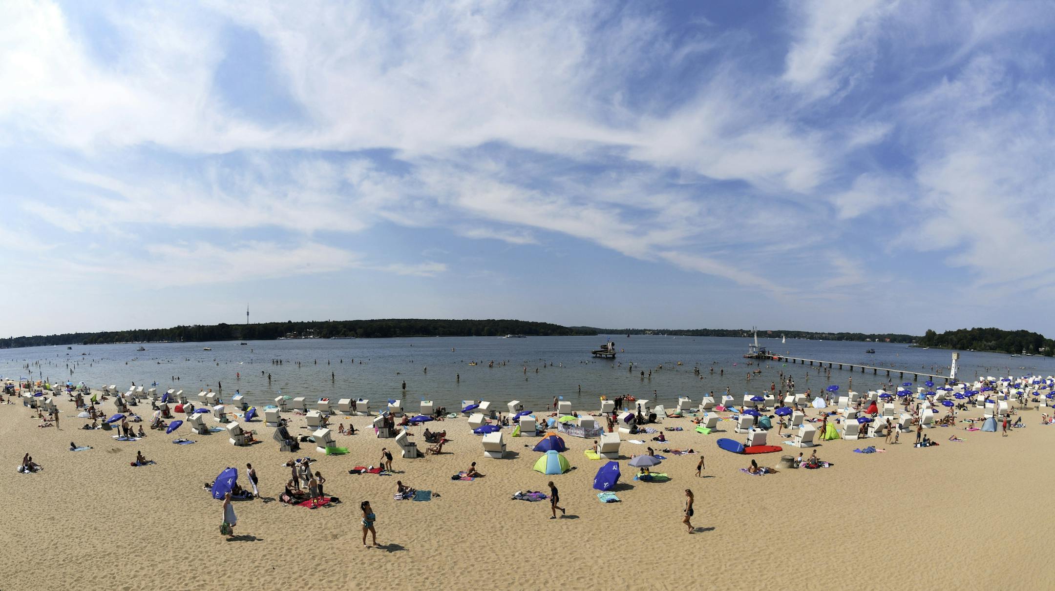 08 August 2018, Germany, Berlin: Swimmers enjoy the high summer weather at the Strandbad Wannsee. Photo by: Ralf Hirschberger/picture-alliance/dpa/AP Images ORG XMIT: 180808-99-469265
