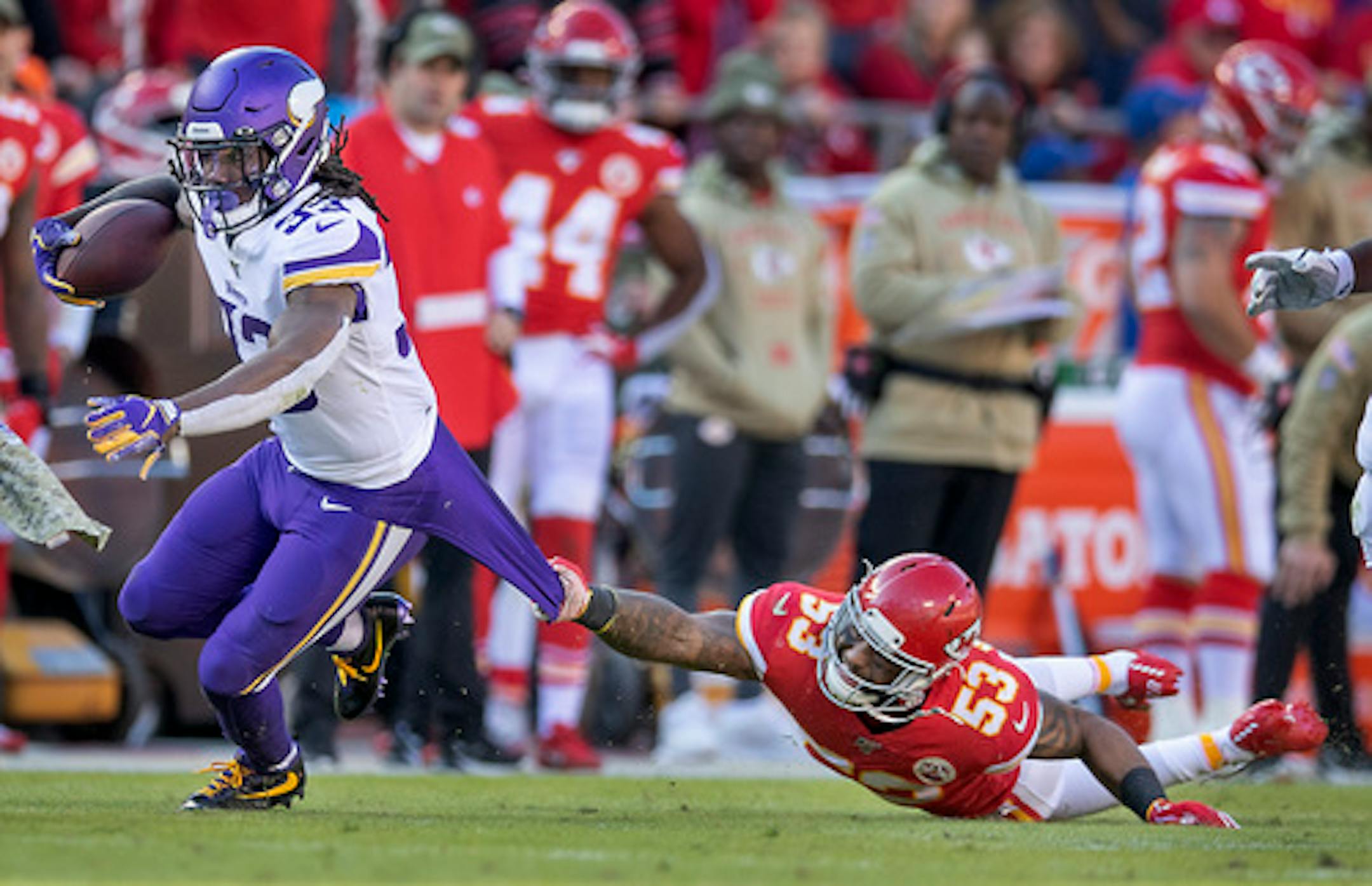 Chiefs inside linebacker Anthony Hitchens stopped Vikings running back Dalvin Cook by his jersey in the third quarter.   ]  ELIZABETH FLORES • liz.flores@startribune.com