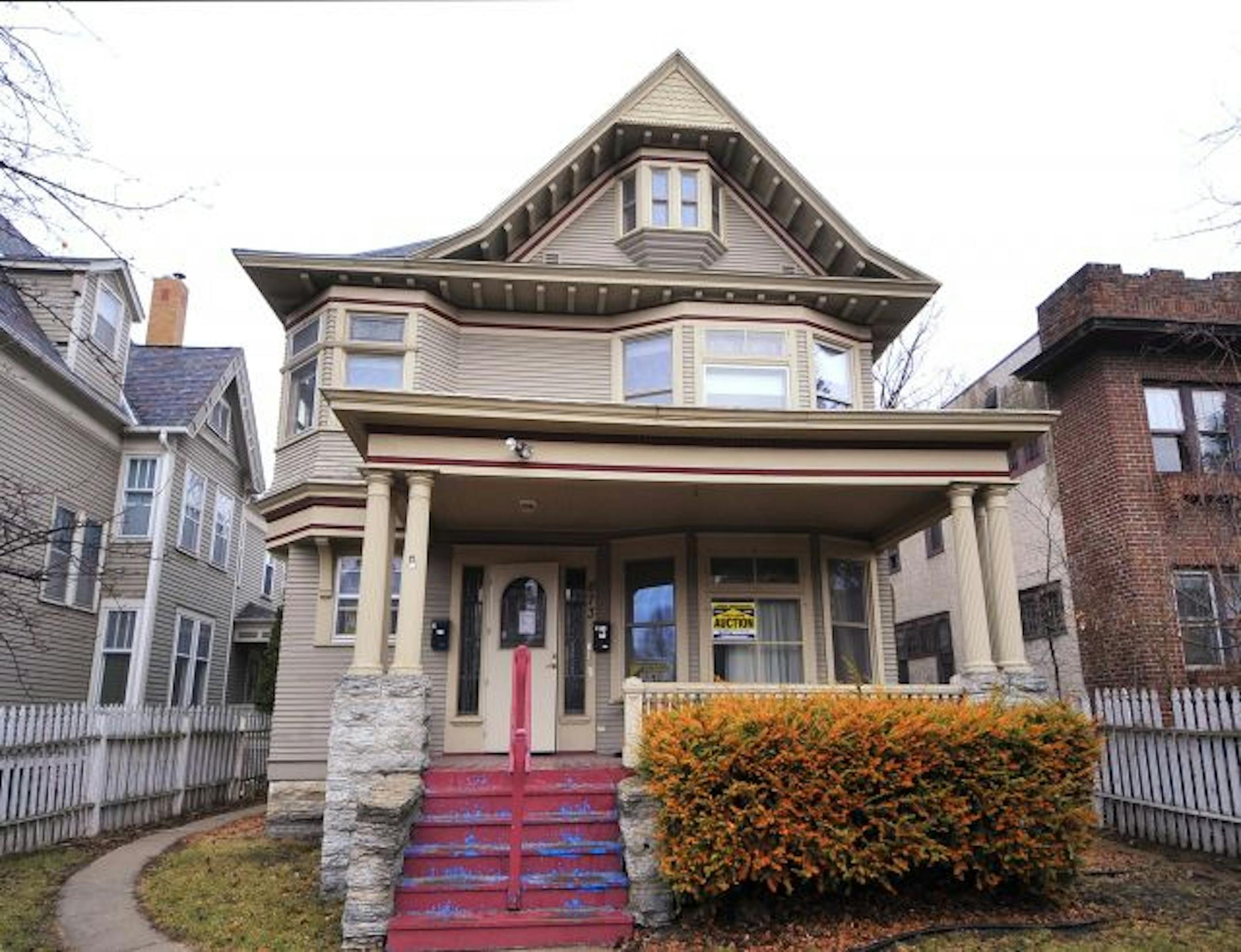 GLEN STUBBE � gstubbe@startribune.com - Monday March 23, 2009 -- St. Paul, Minn. -- This 8-bedroom, 3372 sq. foot St. Paul house at 673 Lincoln Ave. will be one of the over 350 foreclosed homes to be auctioned March 28 at the Minneapolis Convention Center.
