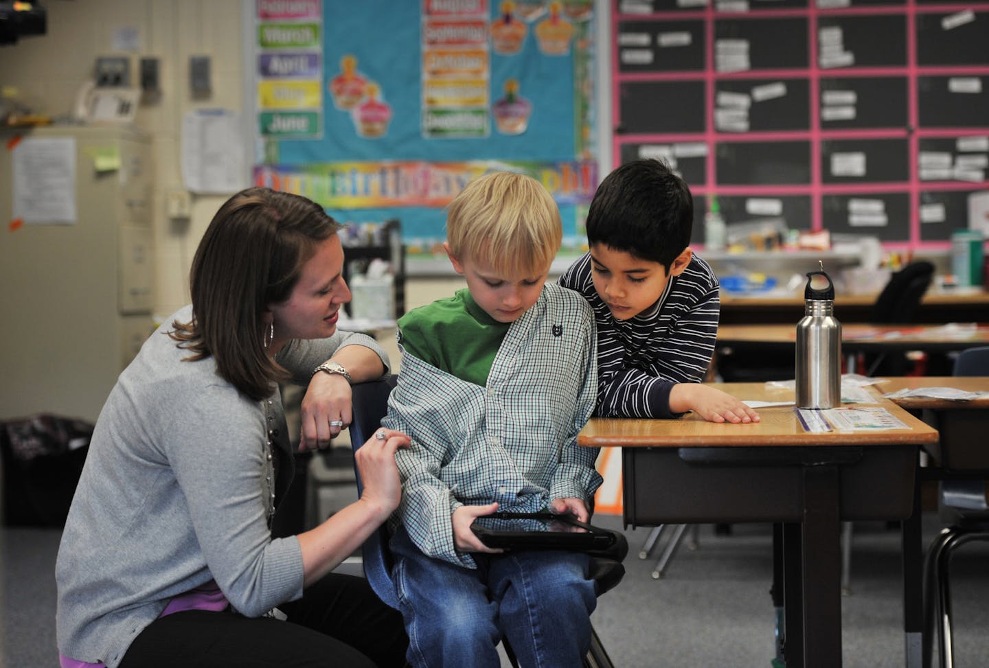 Teacher Rosemary Genuario uses an iPad to work and communicate with students diagnosed with autism at Belle View Elementary in Alexandria, Va., in 2012. MUST CREDIT: Washington Post photo by Jahi Chikwendiu.