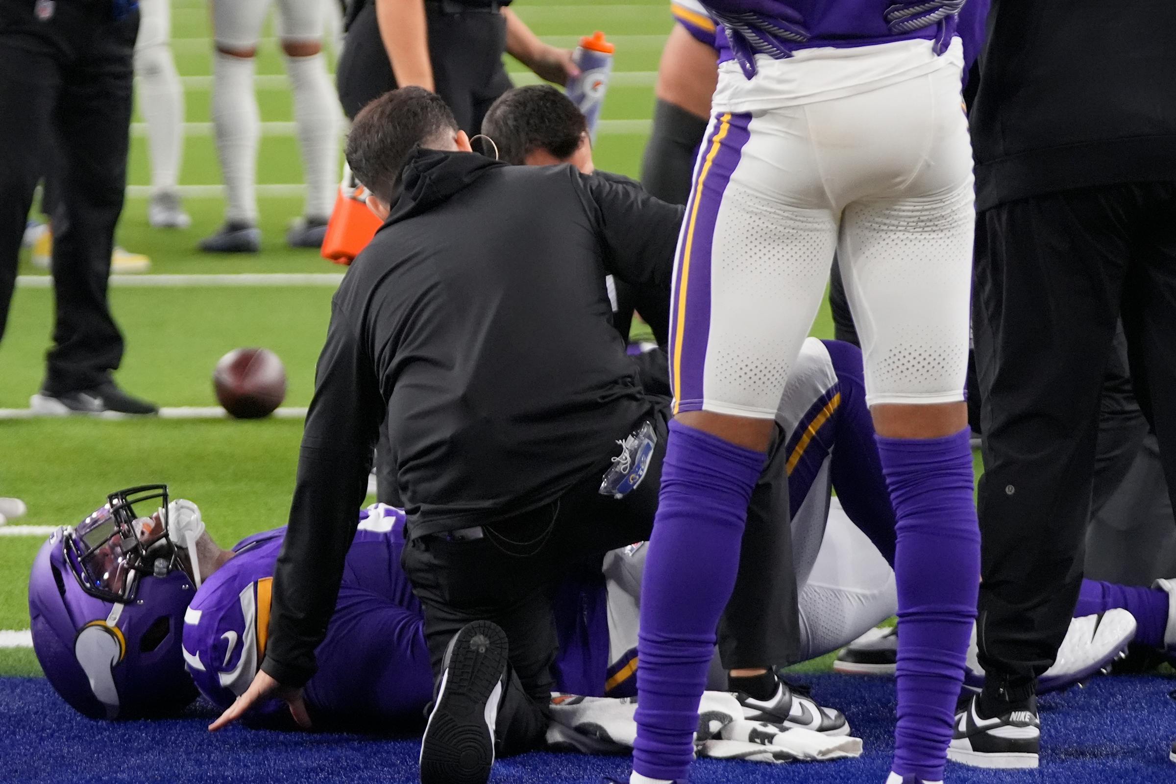 Vikings left tackle Christian Darrisaw suffers a knee injury and leaves the game against the Rams