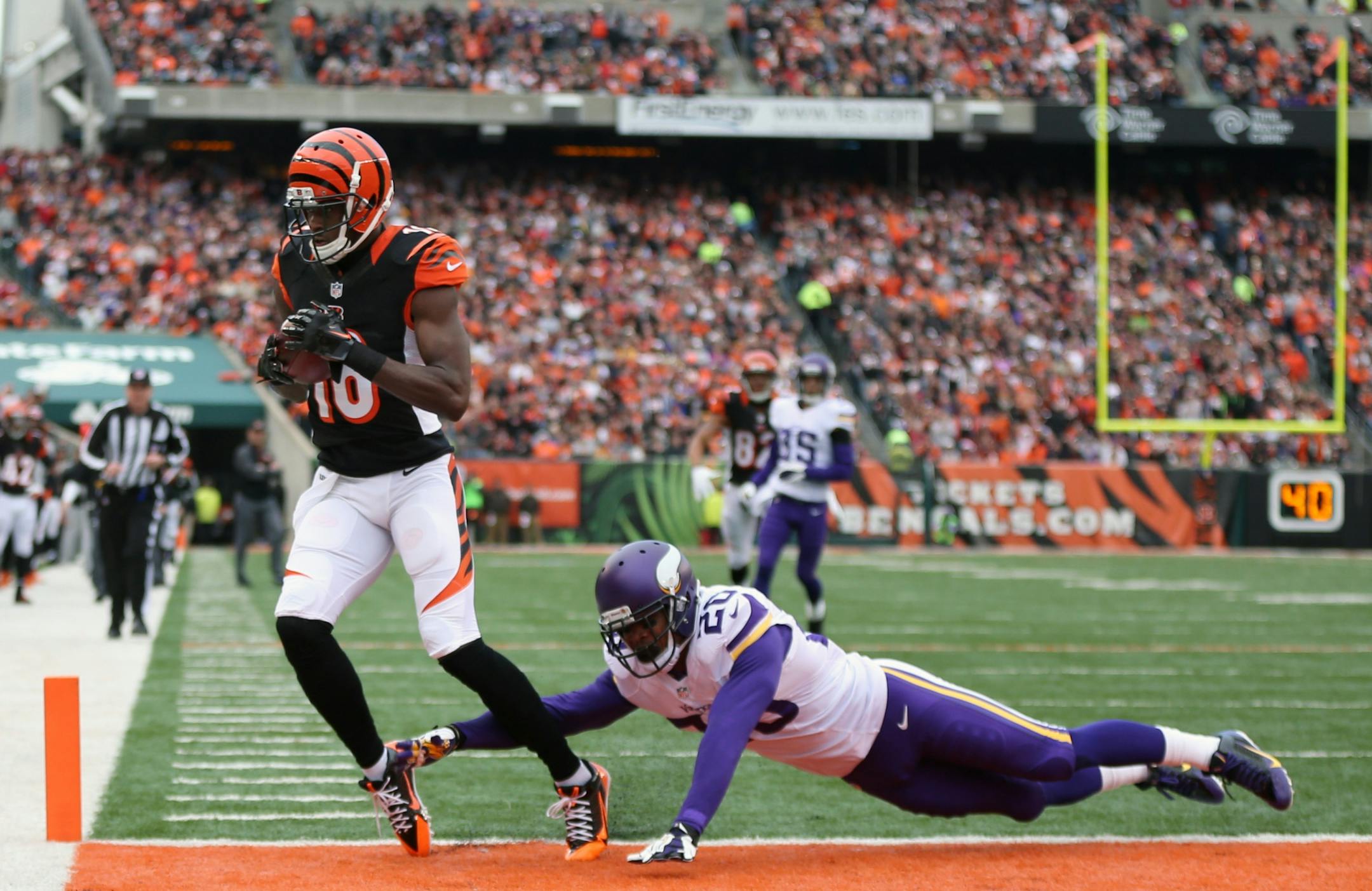 Cincinnati Bengals wide receiver A.J. Green (18) kept both feet in bounds on a 29-yard touchdown pass against Vikings cornerback Chris Cook (20) in the first quarter.