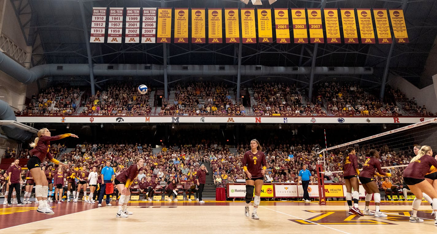 Elise McGhie (10) of Minnesota serves in the fourth set Tuesday, August 29, 2023, Maturi Pavilion in Minneapolis, Minn. ] CARLOS GONZALEZ • carlos.gonzalez@startribune.com