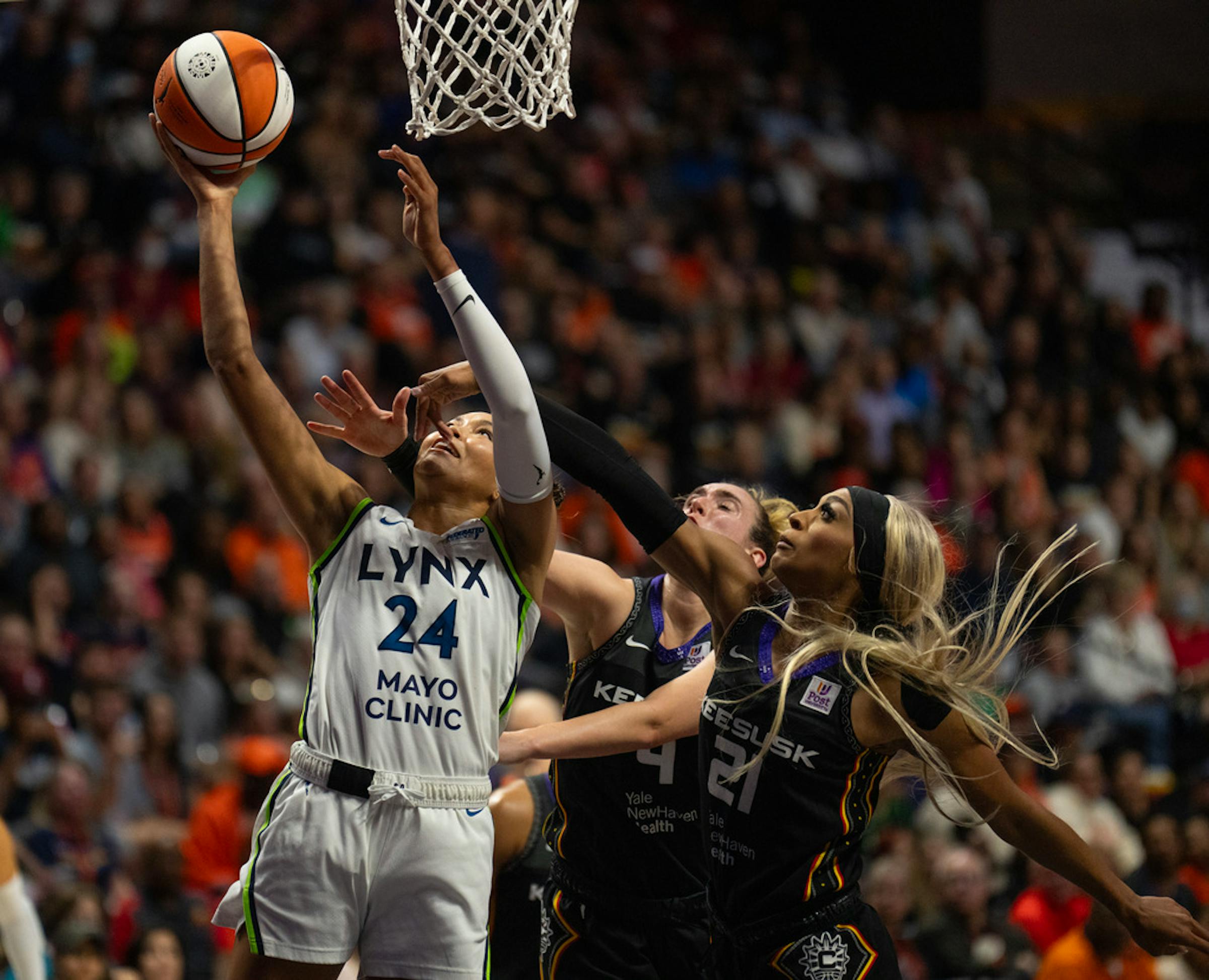 Lynx overtakes Sun in Connecticut to lead 2-1 in series