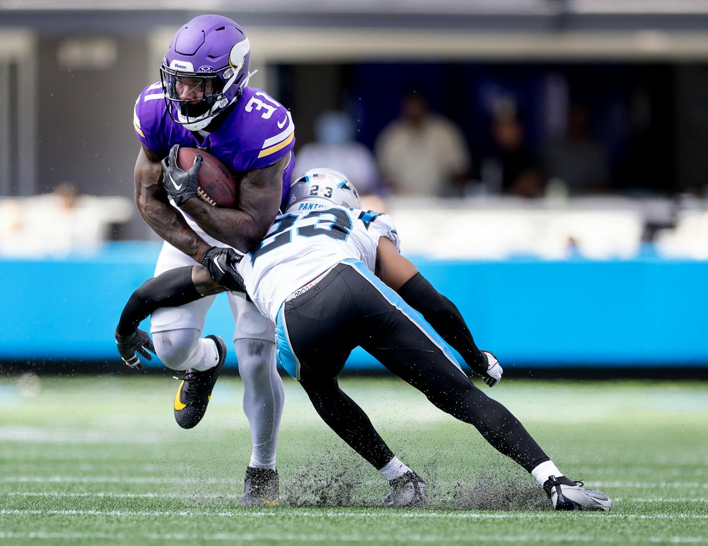 Minnesota Vikings running back Cam Akers (31) attempts to avoid a tackle in the third quarter.