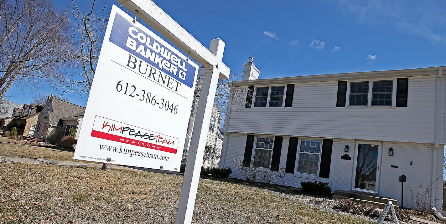 Kim Pease, a sales agent with Coldwell Banker Burnet, center, hosted an open house for other agents and their clients, Tuesday, March 31, 2015 in St. Louis Park, MN. ] (ELIZABETH FLORES/STAR TRIBUNE) ELIZABETH FLORES &#x2022; eflores@startribune.com