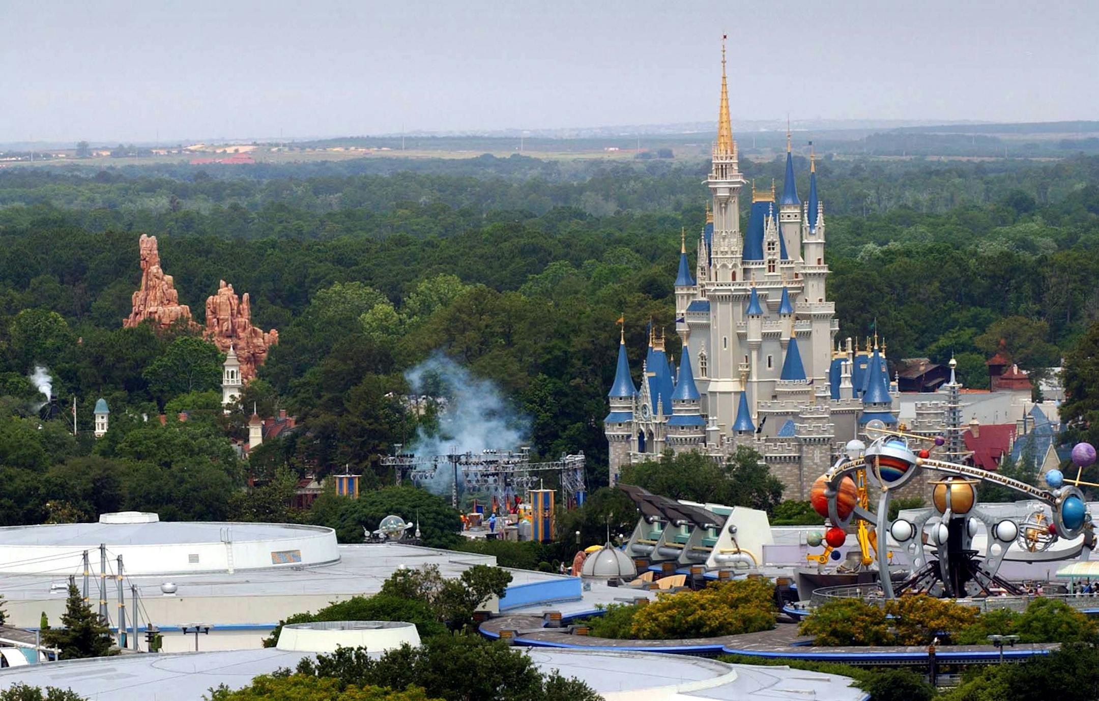 KRT US NEWS STORY SLUGGED: DISNEY-NOFLYZONE KRT PHOTOGRAPH BY JOE BURBANK/ORLANDO SENTINEL (May 15) An aerial view of Disney World's Magic Kingdom and Cinderella's Castle in Orlando, Florida, on Thursday, April 24, 2003. Federal officials permanently closed the airspace above Walt Disney's theme parks in Florida and California. (mvw) 2003