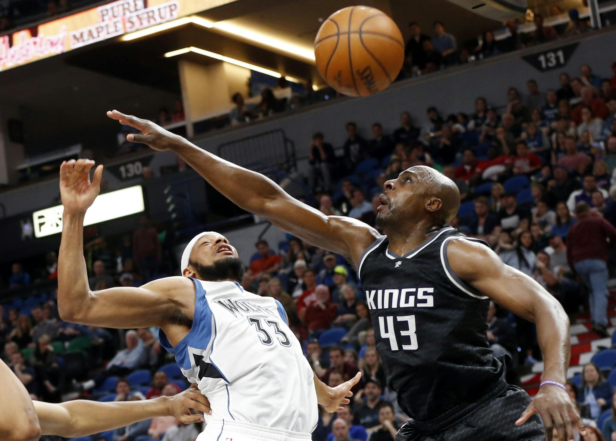 Sacramento Kings' Anthony Tolliver, right, breaks up a play by Minnesota Timberwolves' Adreian Payne during the second half of an NBA basketball game Saturday, April 1, 2017, in Minneapolis. The Kings won 123-117. (AP Photo/Jim Mone)