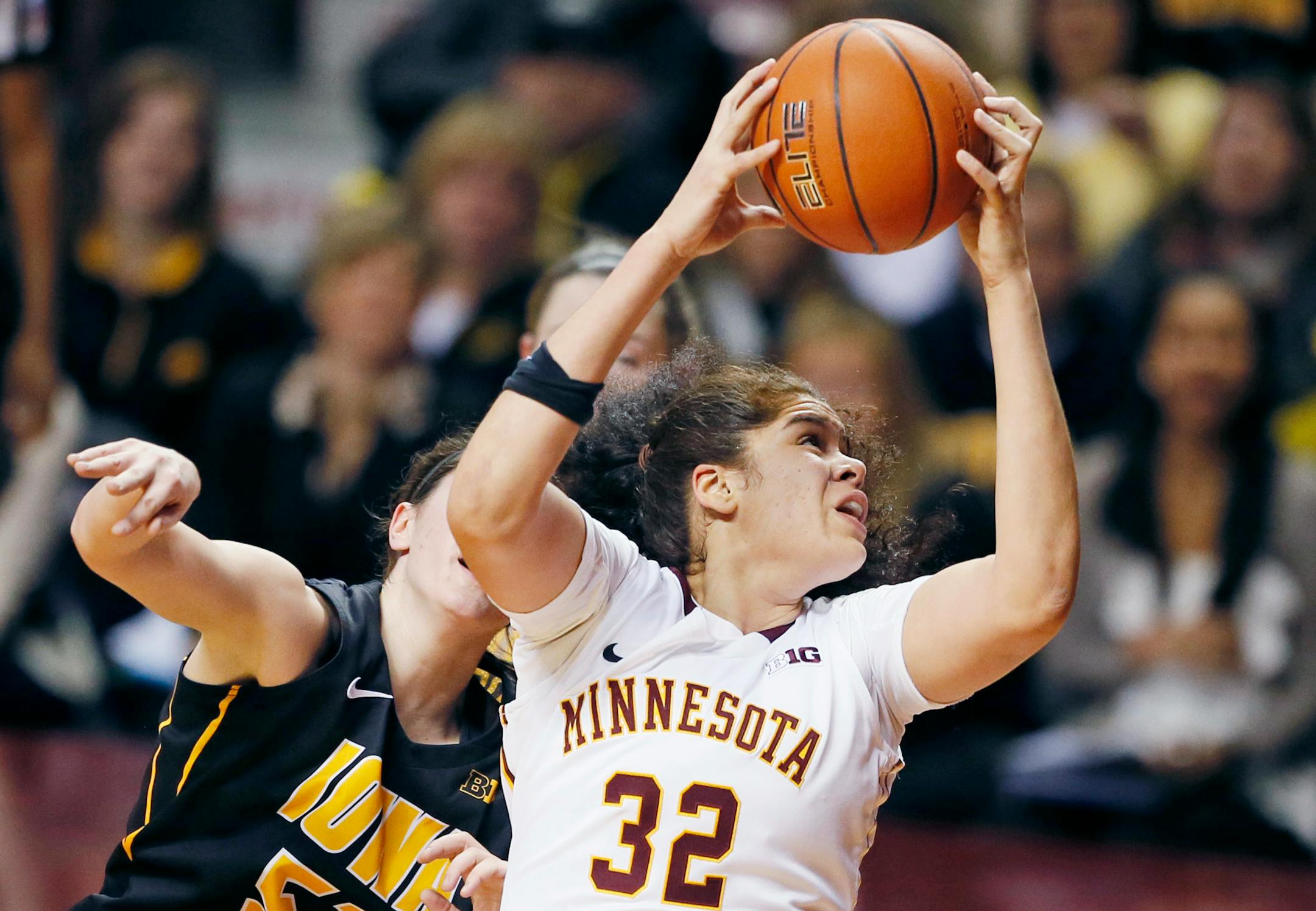 Gophers sophomore center Amanda Zahui B.