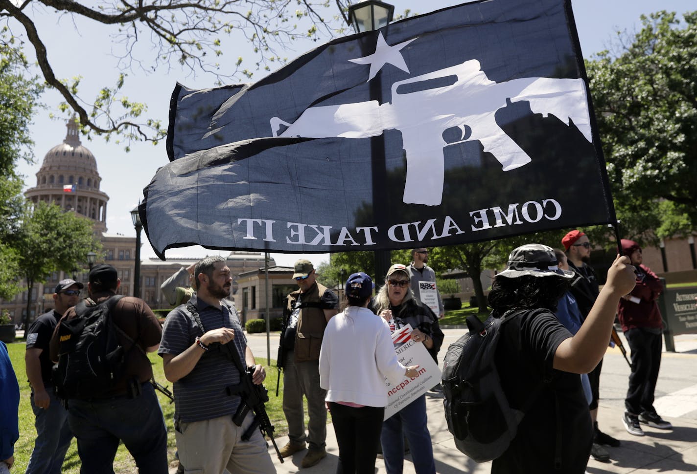 A man holds a Come and Take It flag during a pro gun-rights rally at the state capitol, Saturday, April 14, 2018, in Austin, Texas. Gun rights supporters rallied across the United States to counter a recent wave of student-led protests against gun violence. (AP Photo/Eric Gay)