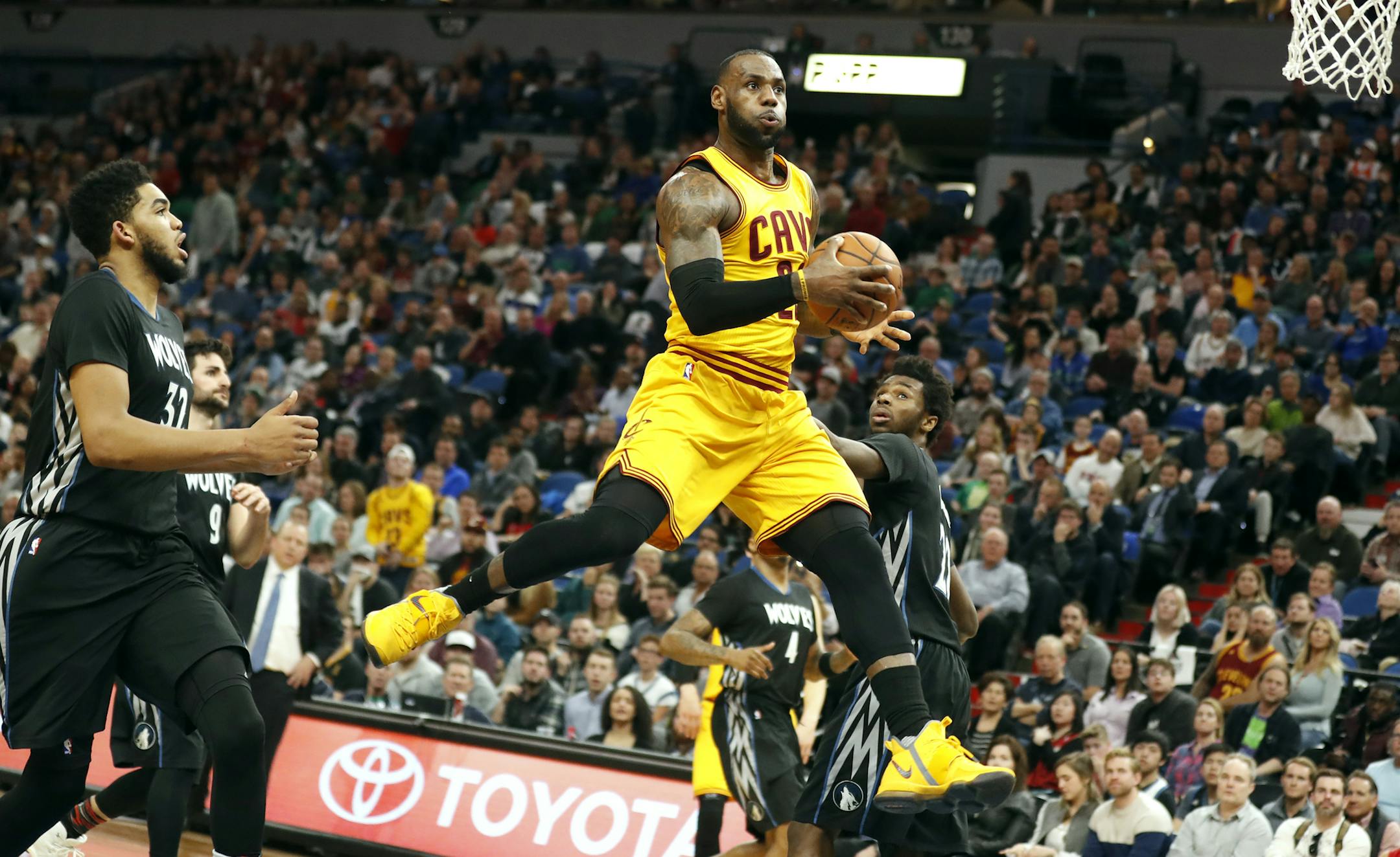 Cleveland Cavaliers forward LeBron James (23) drove the lane on Timberwolves Andrew Wiggins in the second half at Target Center February 14, 2017 in Minneapolis, MN.] The Cleveland Cavaliers beat the Minnesota Timberwolves 116-108 at Target Center JERRY HOLT &#xef; jerry.holt@startribune.com