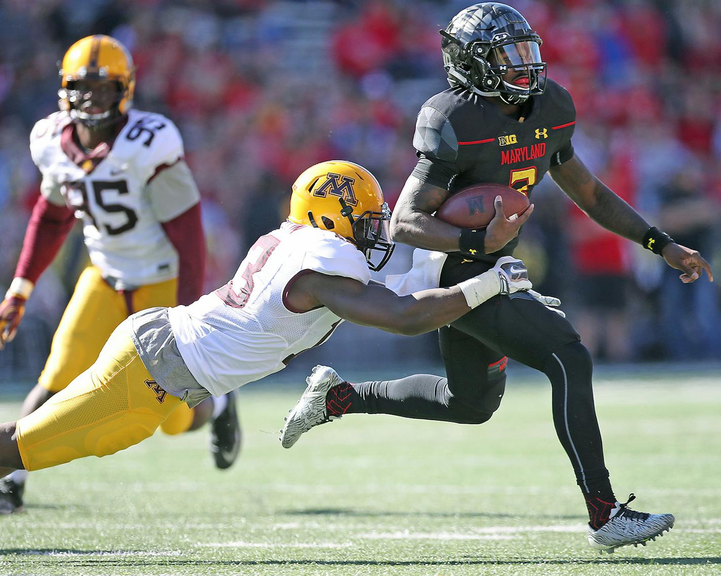 Minnesota's linebacker Jonathan Celestin tackled Maryland's quarterback Tyrrell Pigrome in the fourth quarter as Minnesota took on Maryland at Capital One Field at Maryland Stadium in College Park, MD, Saturday, October 15, 2016. ] (ELIZABETH FLORES/STAR TRIBUNE) ELIZABETH FLORES &#x2022; eflores@startribune.com