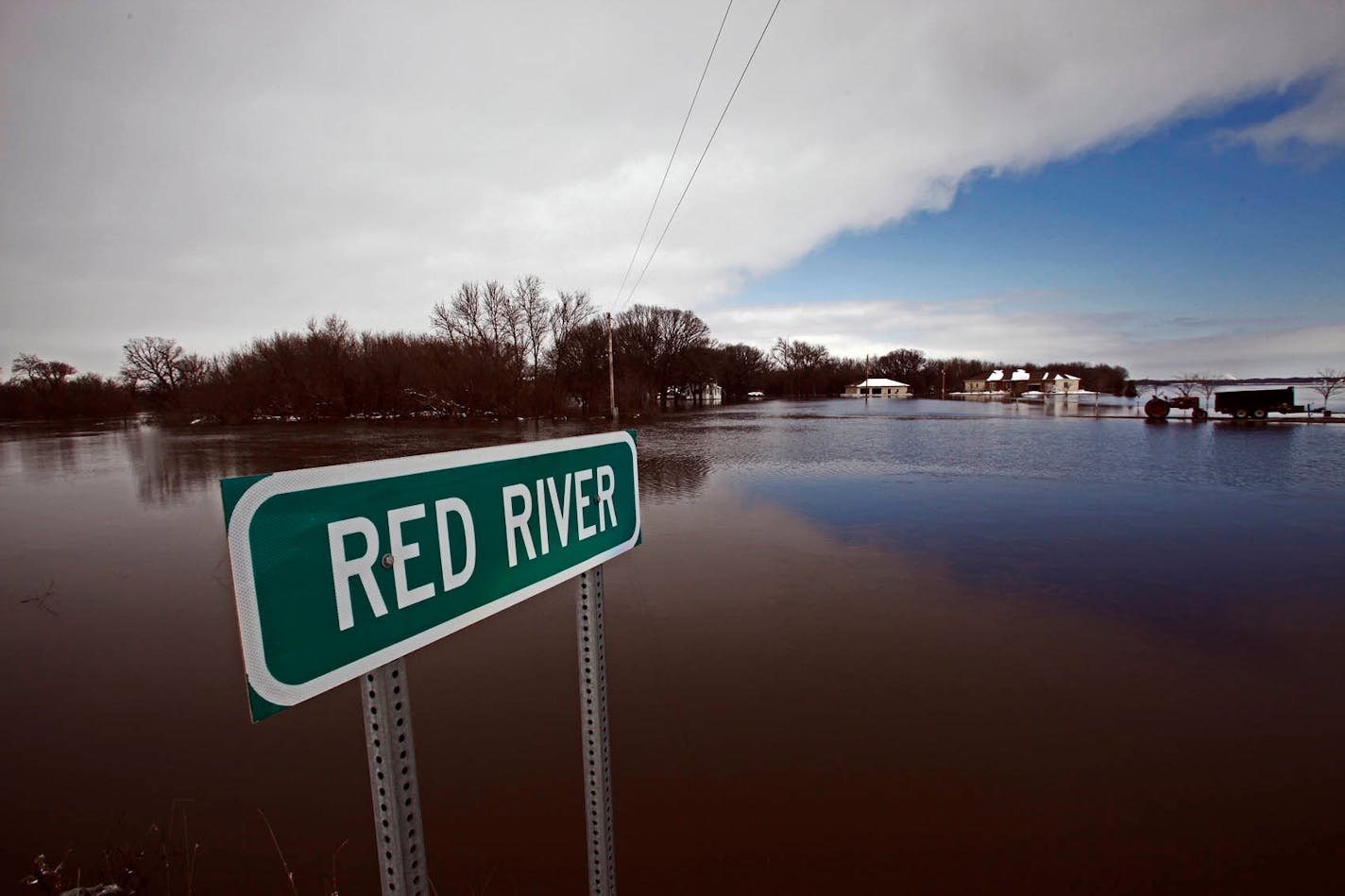 MARLIN LEVISON * mlevison@startribune.com Assign. #00007283S March 29, 2009] GENERAL INFORMATION: With water levels at record setting high marks many Moorhead - Fargo residents are isolated in their homes - local streets are impassable with the only way in and out by boat. These photos shot at Crestwood subdivision 3 miles south of Moorhead where the remaining residents are essentially living on an island. IN THIS PHOTO: The Red River out of its banks just south of Moorhead.