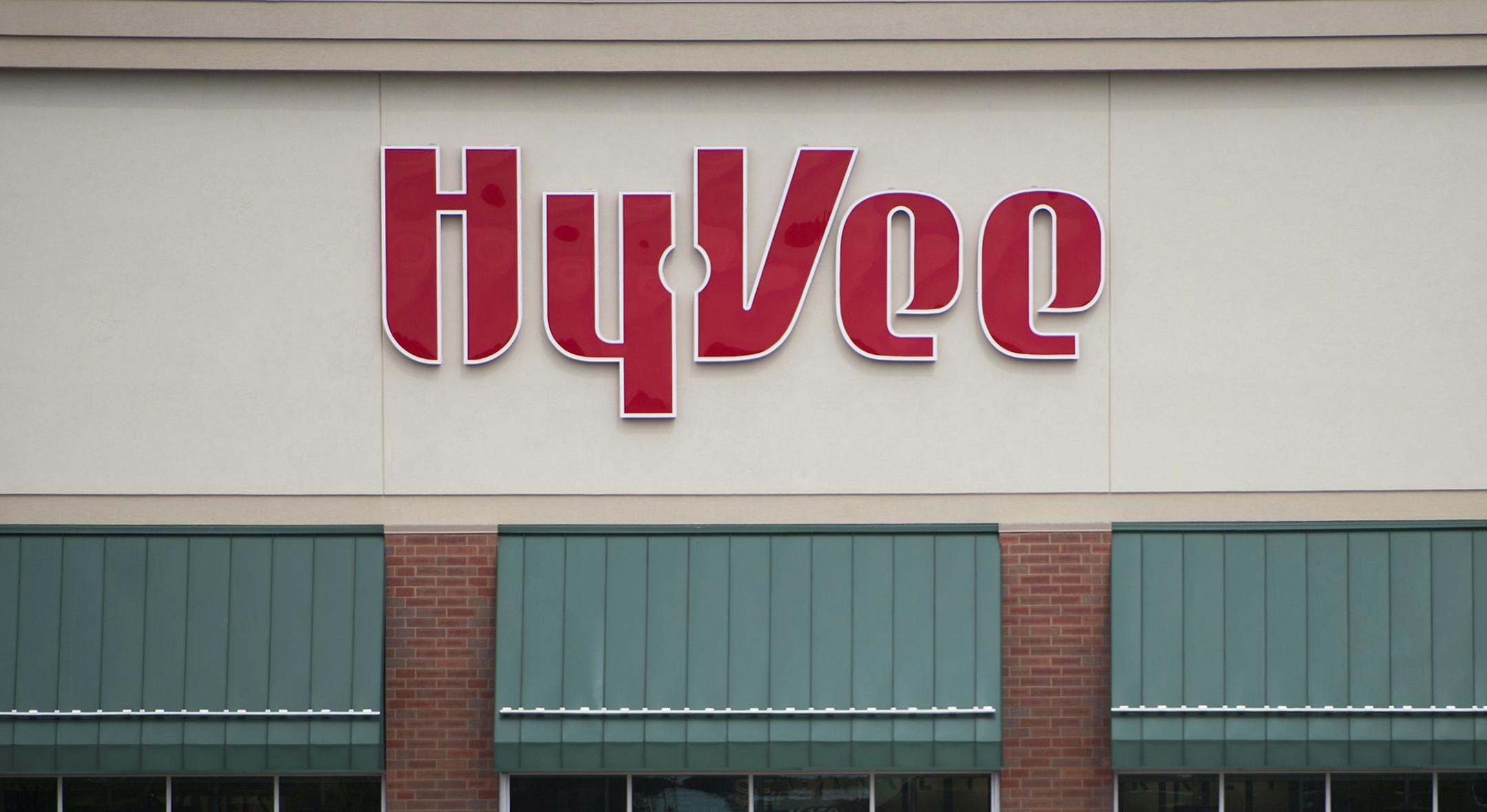 The Hy-Vee supermarket is located at 16150 Pilot Knob Rd. in Lakeville, MN ] Isaac Hale ¥ isaac.hale@startribune.com A new Hy-Vee supermarket is set to open at 16150 Pilot Knob Rd. in Lakeville, MN, tomorrow. The supermarket offers several new features and improvements such as a clothing department, Mexican Cucina Grill, sweets shop, and expanded grab-and-go meal options. ORG XMIT: MIN1606201704352171