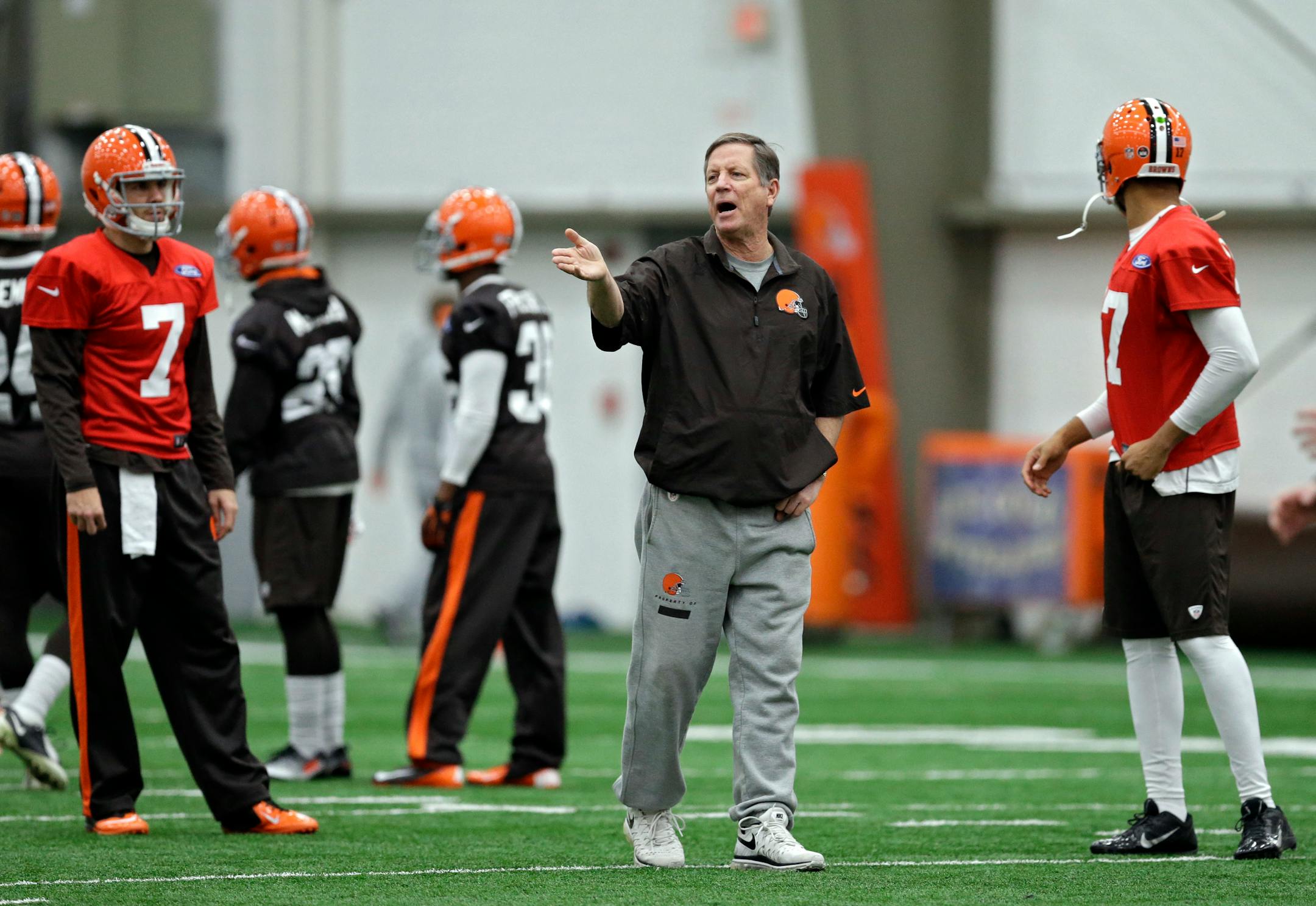 Cleveland Browns offensive coordinator Norv Turner talks to his offense during practice at the NFL football team's facility in Berea, Ohio Thursday, Dec. 19, 2013. (AP Photo/Mark Duncan)