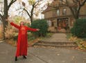 Mary Tyler Moore tossed her hat in 1996 as she visited the Minneapolis house that was her “home” on the “The Mary Tyler Moore Show.” 