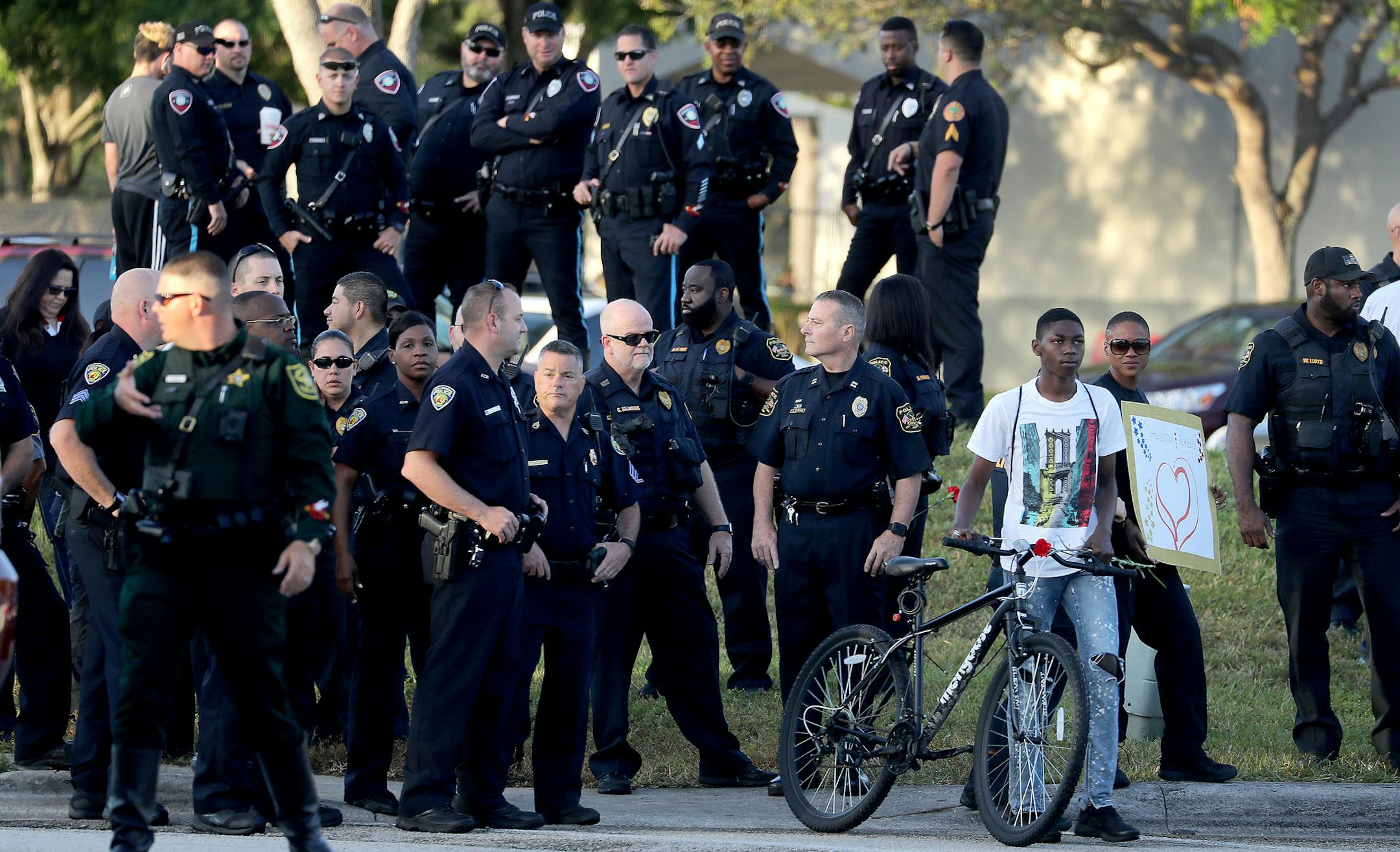 Students head back to school at Marjory Stoneman Douglas High School for the first time after a gunman killed 17 students in the school on Valentine's Day on Wednesday, Feb. 28, 2018 in Parkland, Fla. (Mike Stocker/Sun Sentinel/TNS) ORG XMIT: 1224743