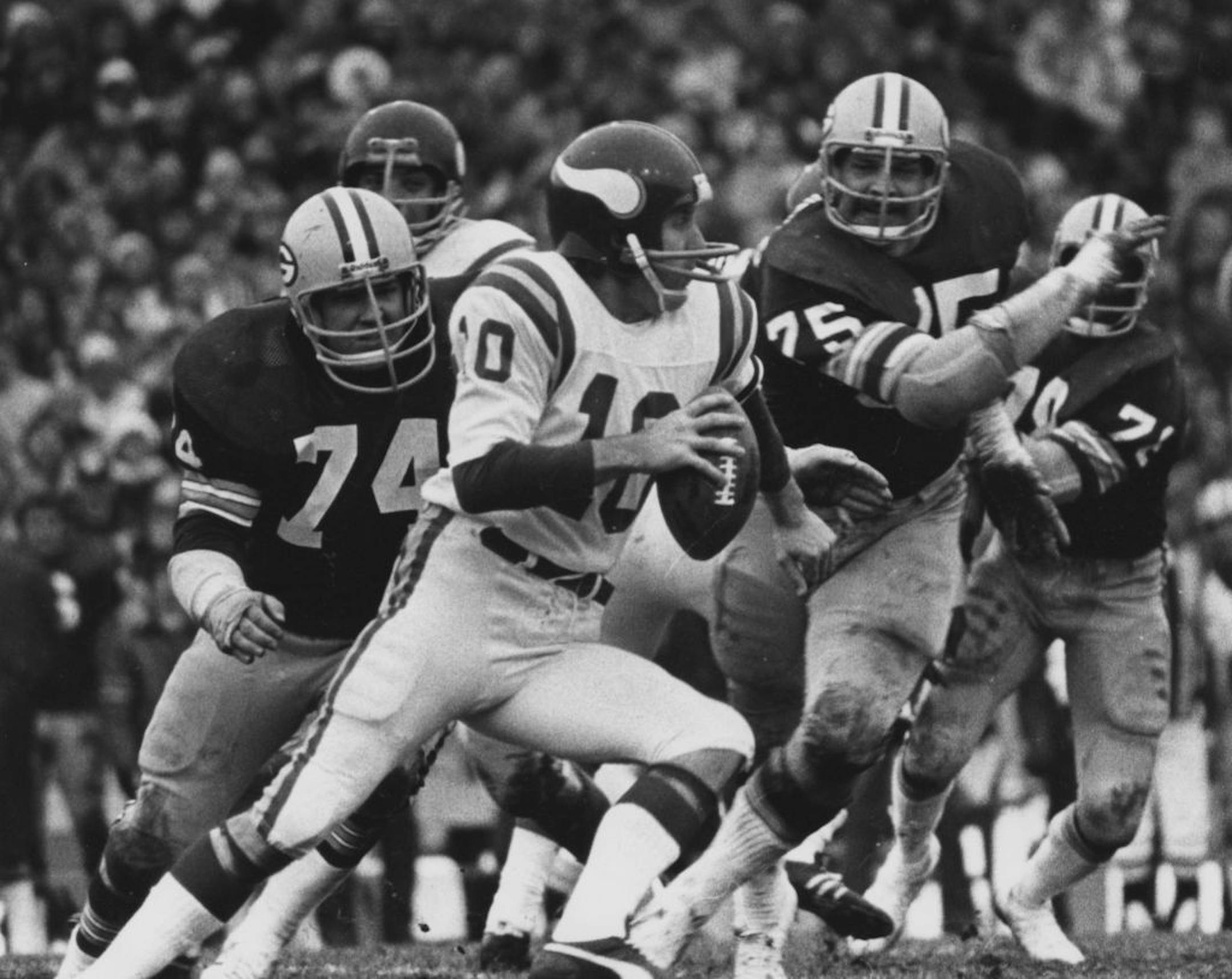 Tarkenton chased by Green Bay Roller(74) and Carl Barzilauskas(75).